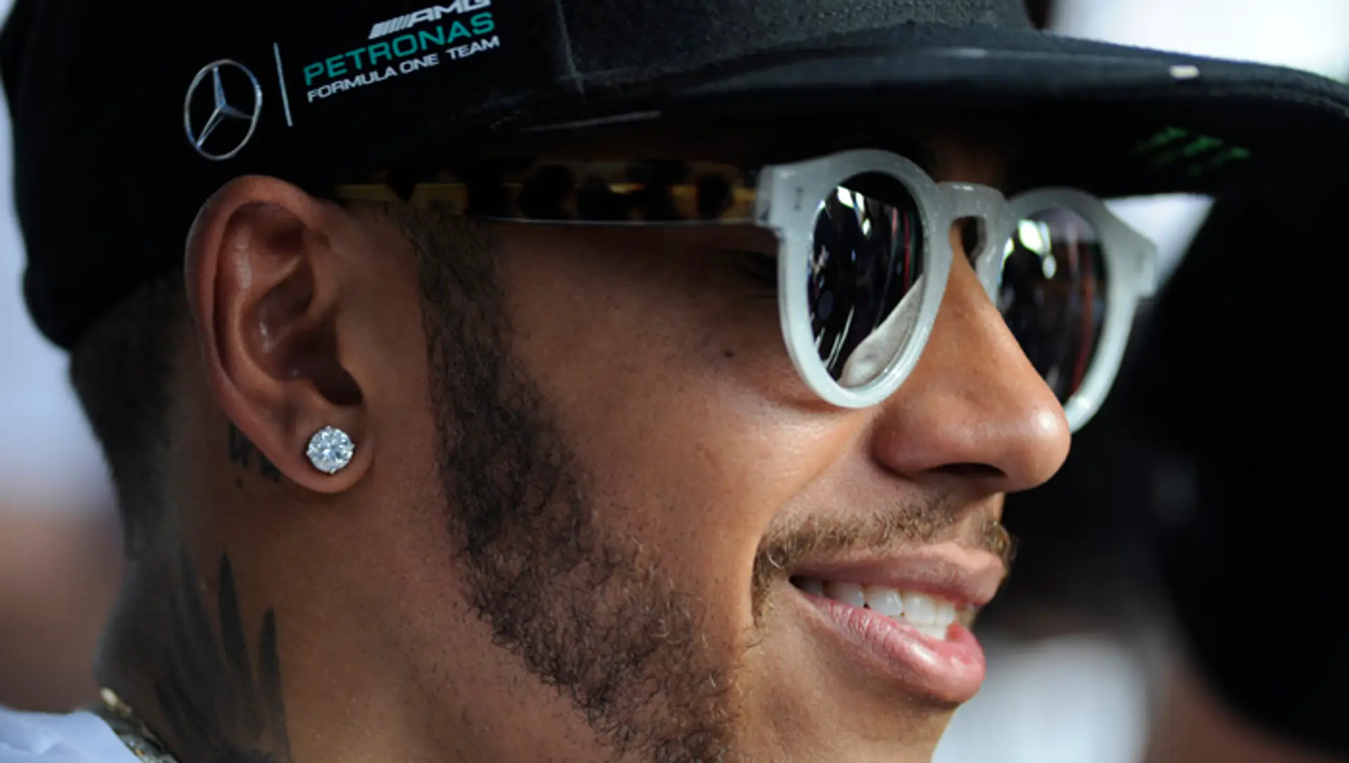 Britský jazdec tímu Mercedes GP a majster sveta F1 sezóny 2015 Lewis Hamilton počas rozhovoru s fanúšikmi počas autogramiády.