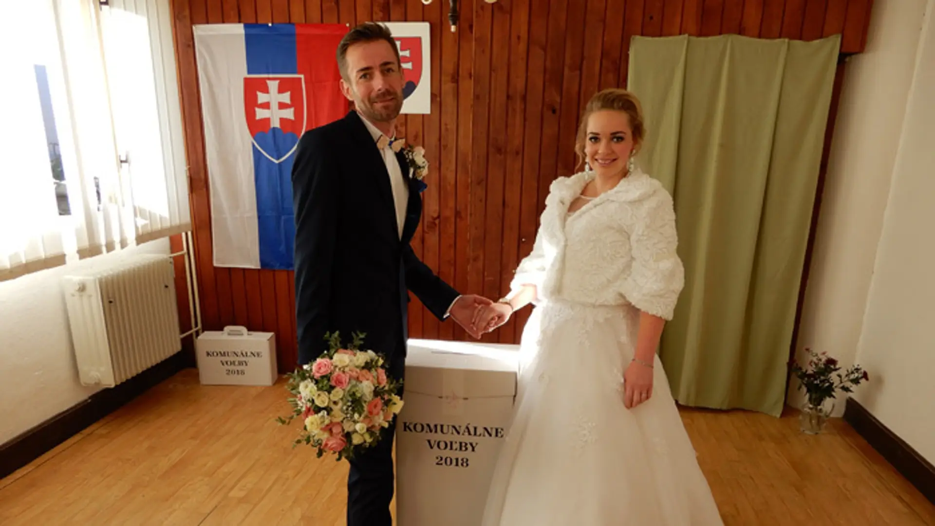 Martina Červeňová z liptovskej obce Ľubeľa najskôr hlasovala, potom sa vydala za snúbenca Patrika Oleňáka. 