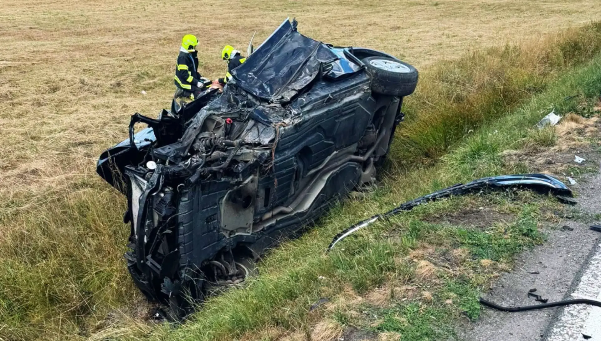 Na snímke auto po nehode s kamiónom v Krupine.
