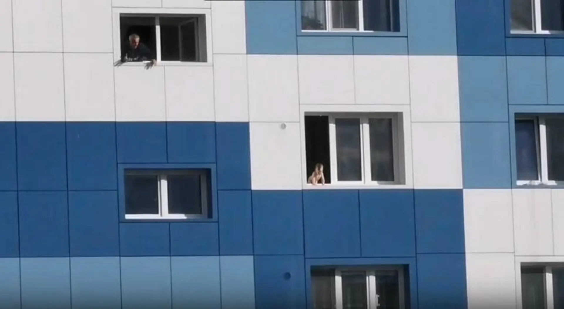 Na snímke testovanie Rómov na nový koronavírus v obci Bystrany.