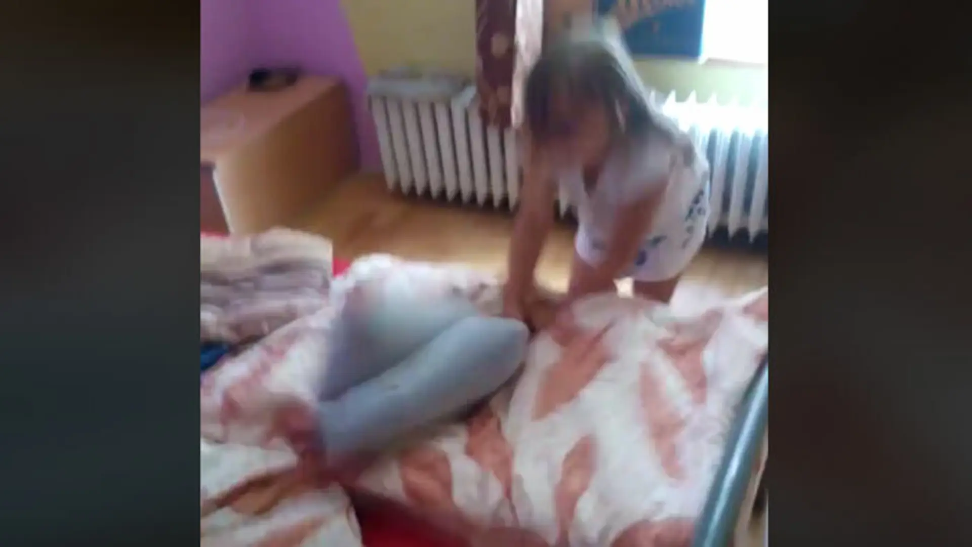Muž nabádal dcérku, aby pálkou udierala do vankúša. Hrozí mu väzenie
