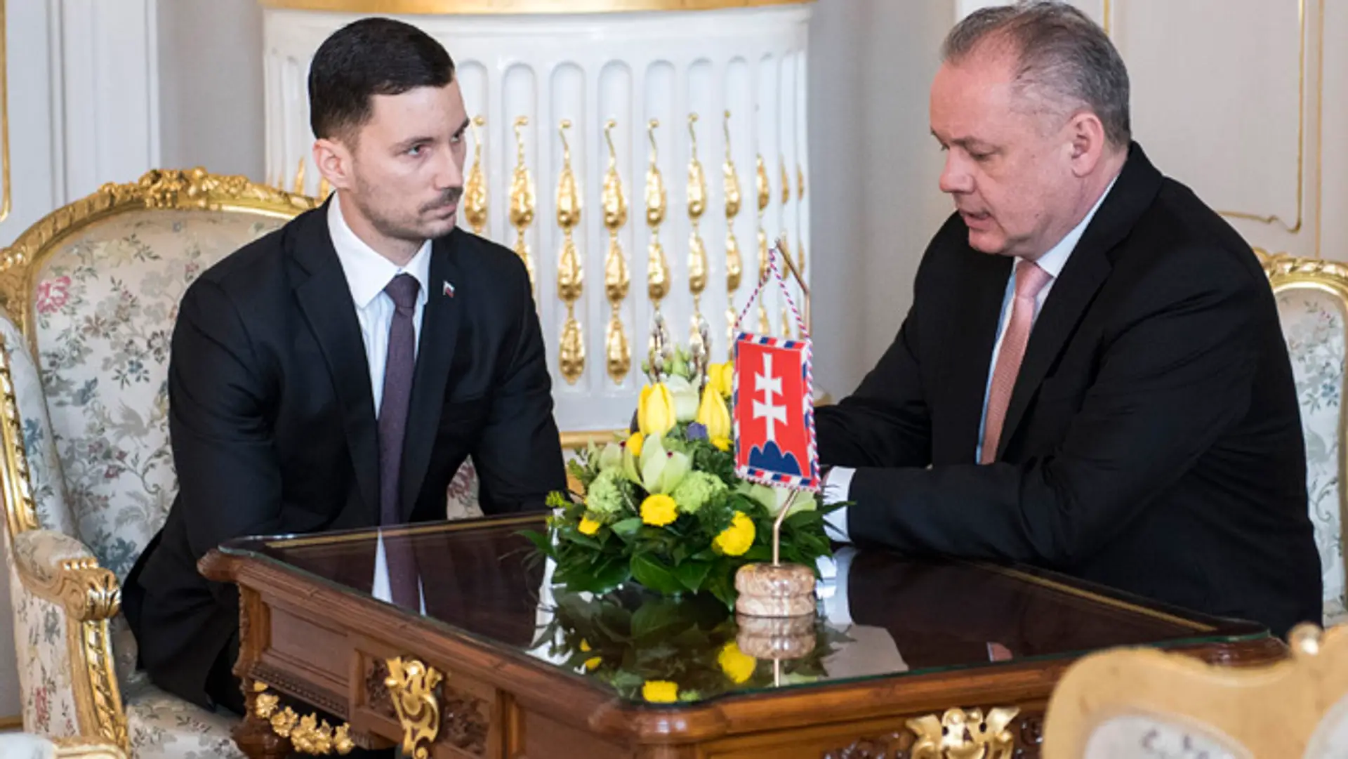Štátny tajomník ministerstva zahraničných vecí Lukáš Parízek a prezident Andrej Kiska.