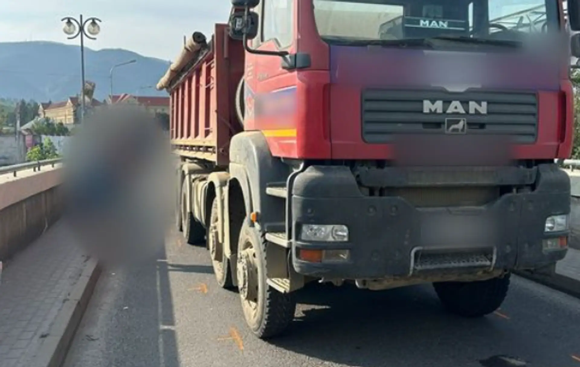 Na snímke nákladné auto, ktoré v Martine zrazilo cyklistu.
