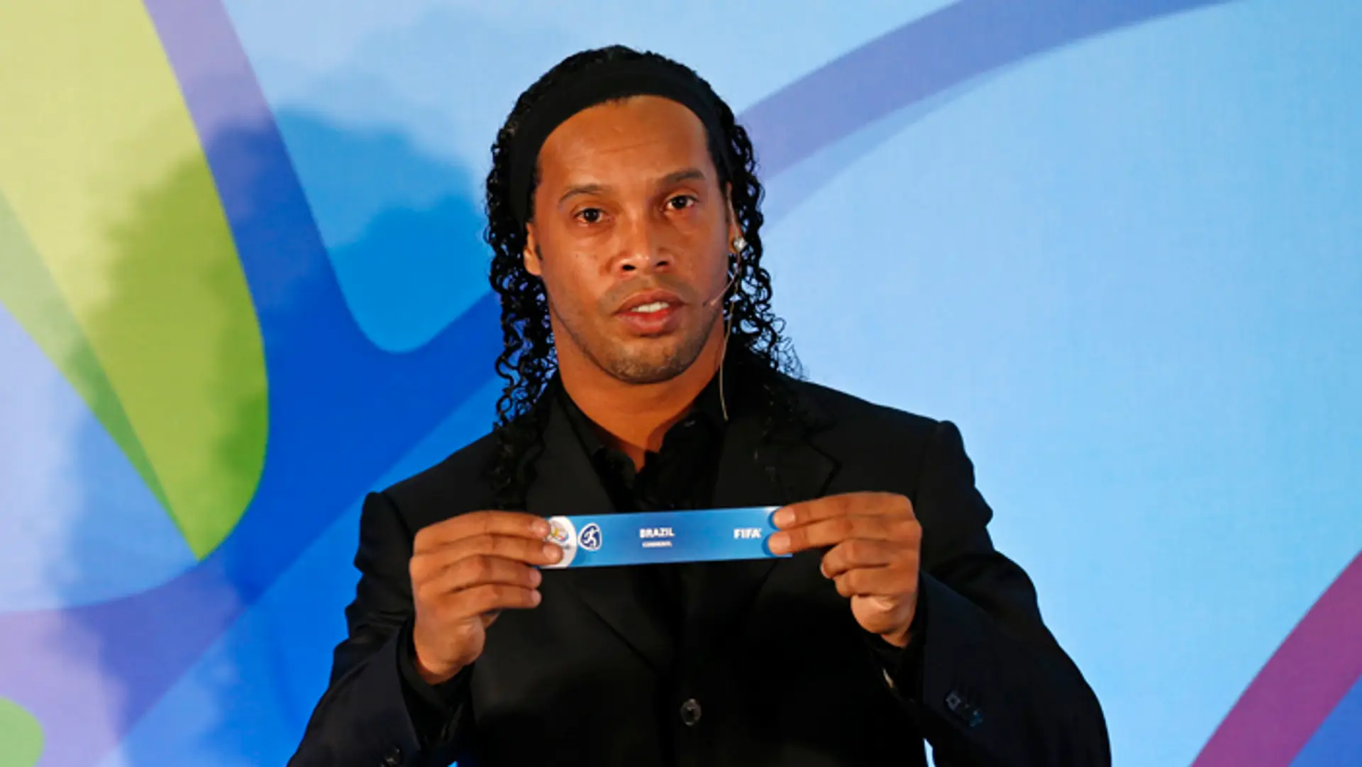 Brazílsky reprezentant Ronaldinho s lístkom Brazílie počas žrebovania olympijského futbalového turnaja v Riu de Janeiro.
