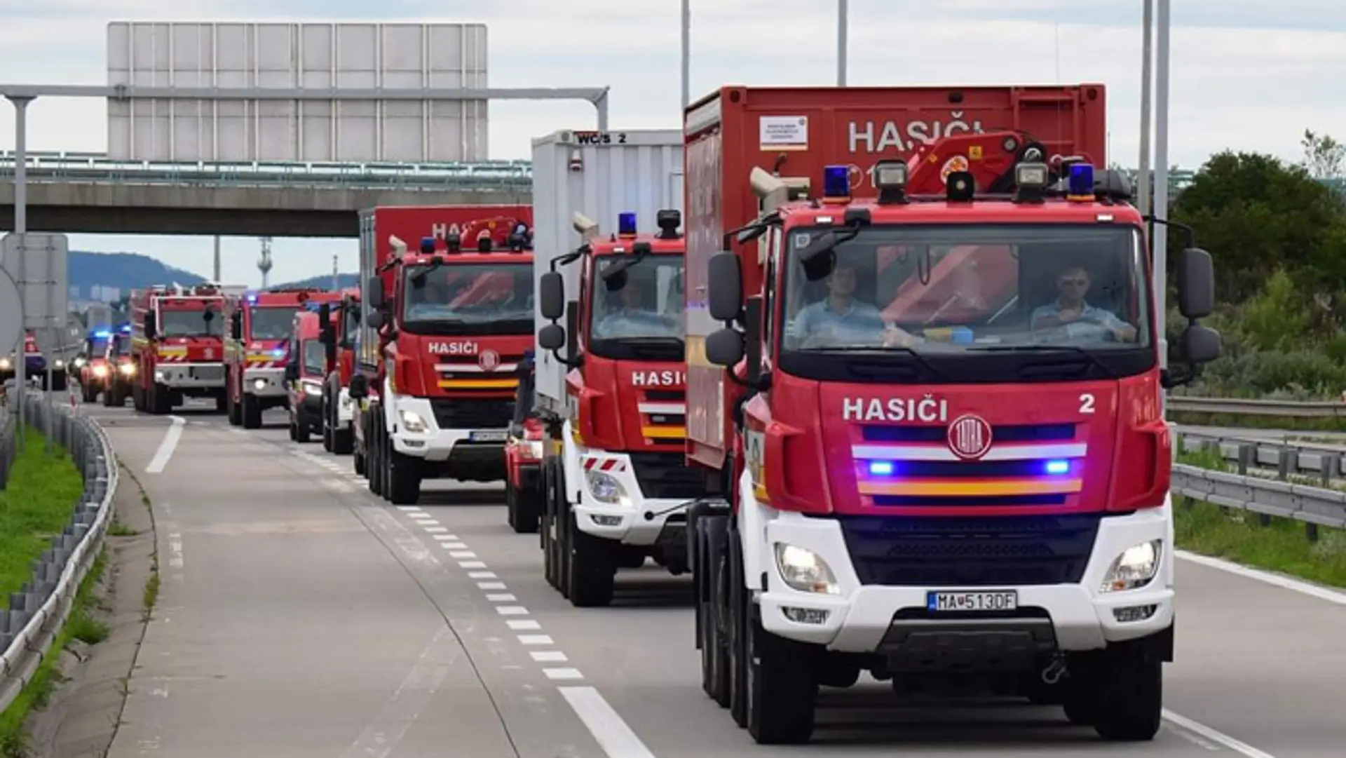 Slovenskí hasiči pri návrate z Grécka.