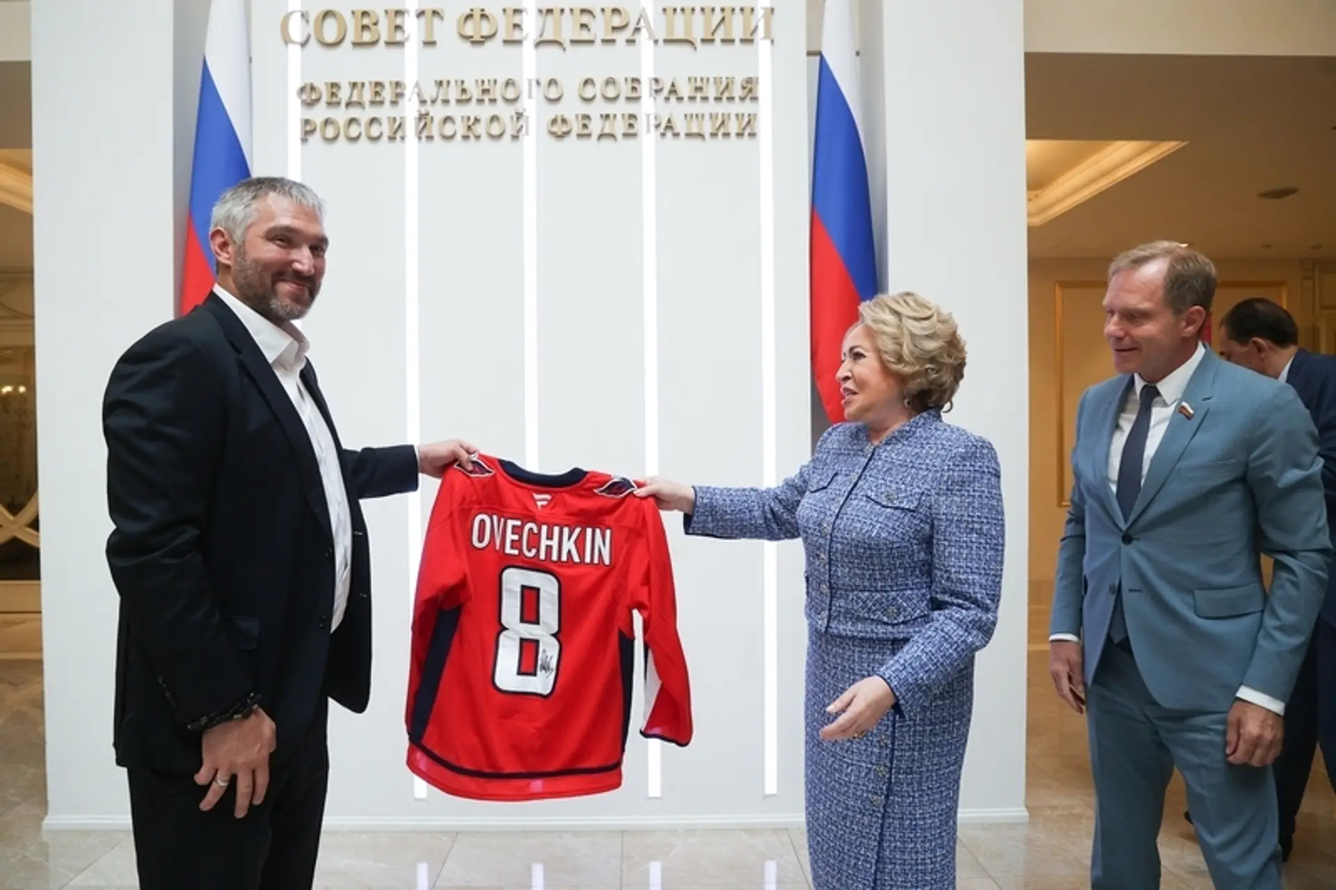 Ovečkin po sezóne pózuje s politikmi Putinovho režimu
