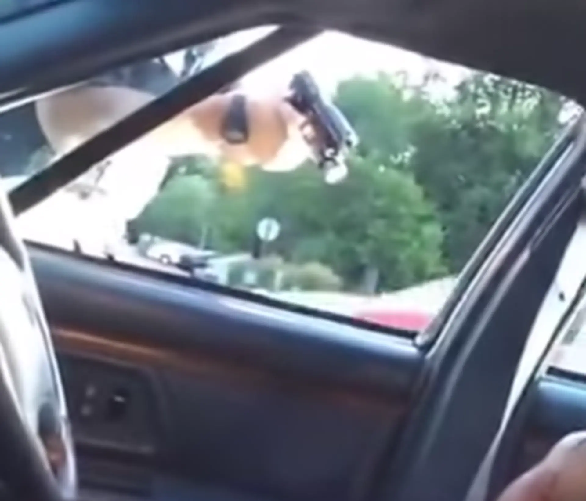 Policajný zásah natočili na mobil.