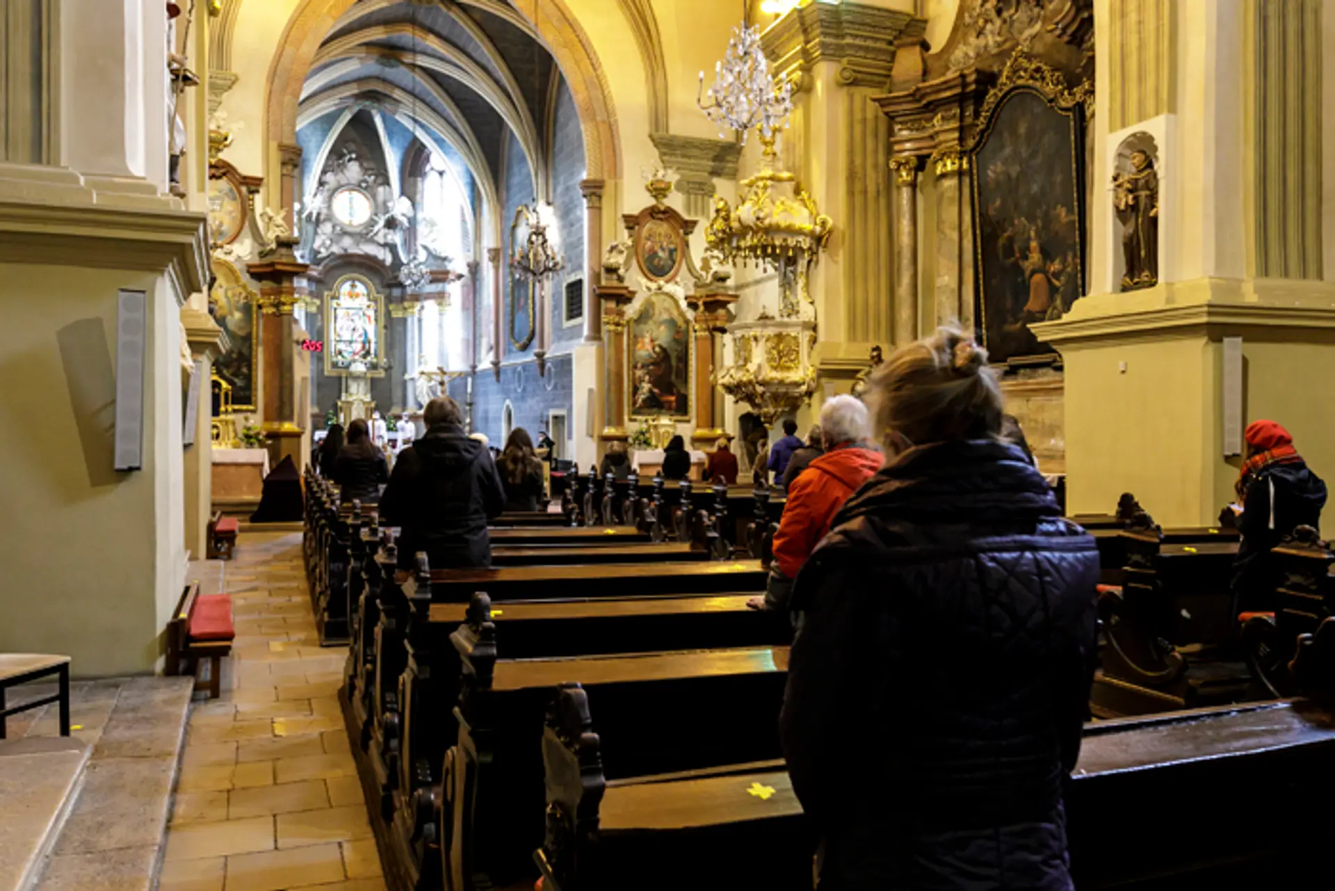 Veriaci počas svätej omše v kostole Zvestovania Pána (Františkánsky kostol) v Bratislave.