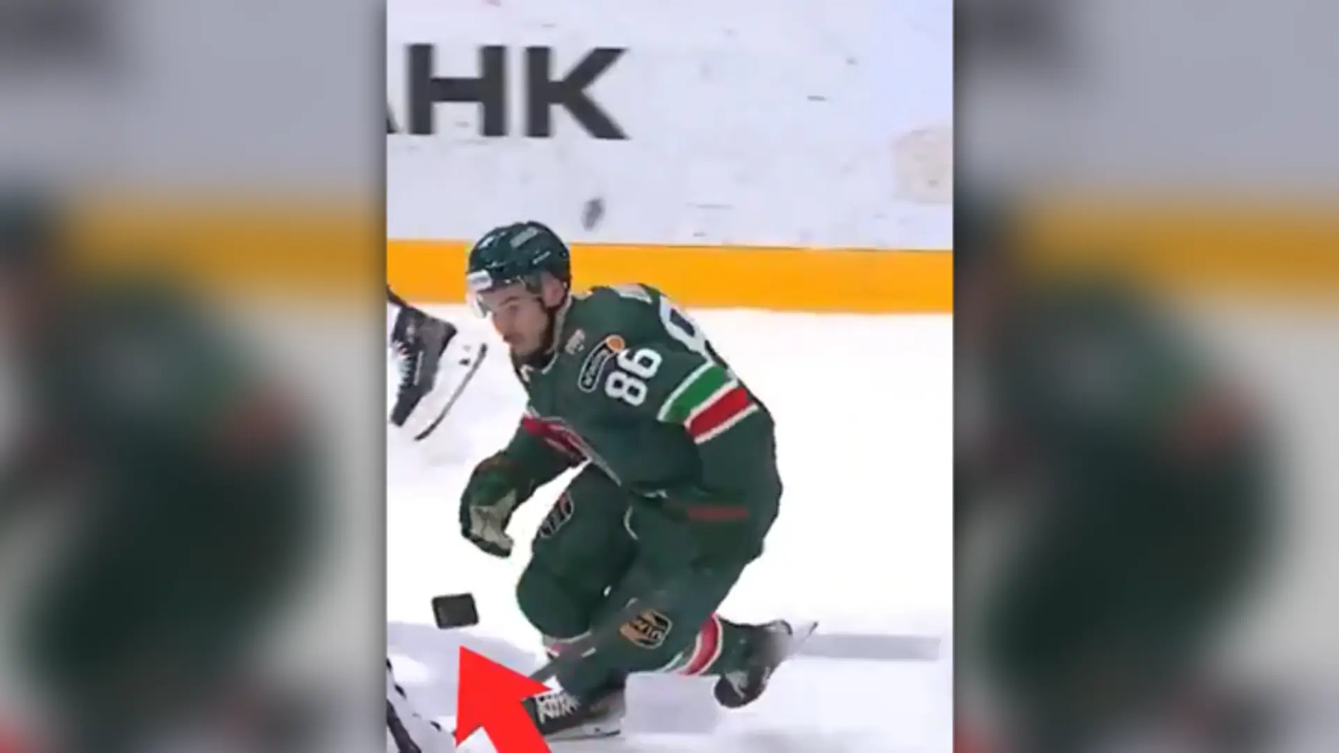 V KHL hráčovi vypadol počas hry z výstroja telefón.