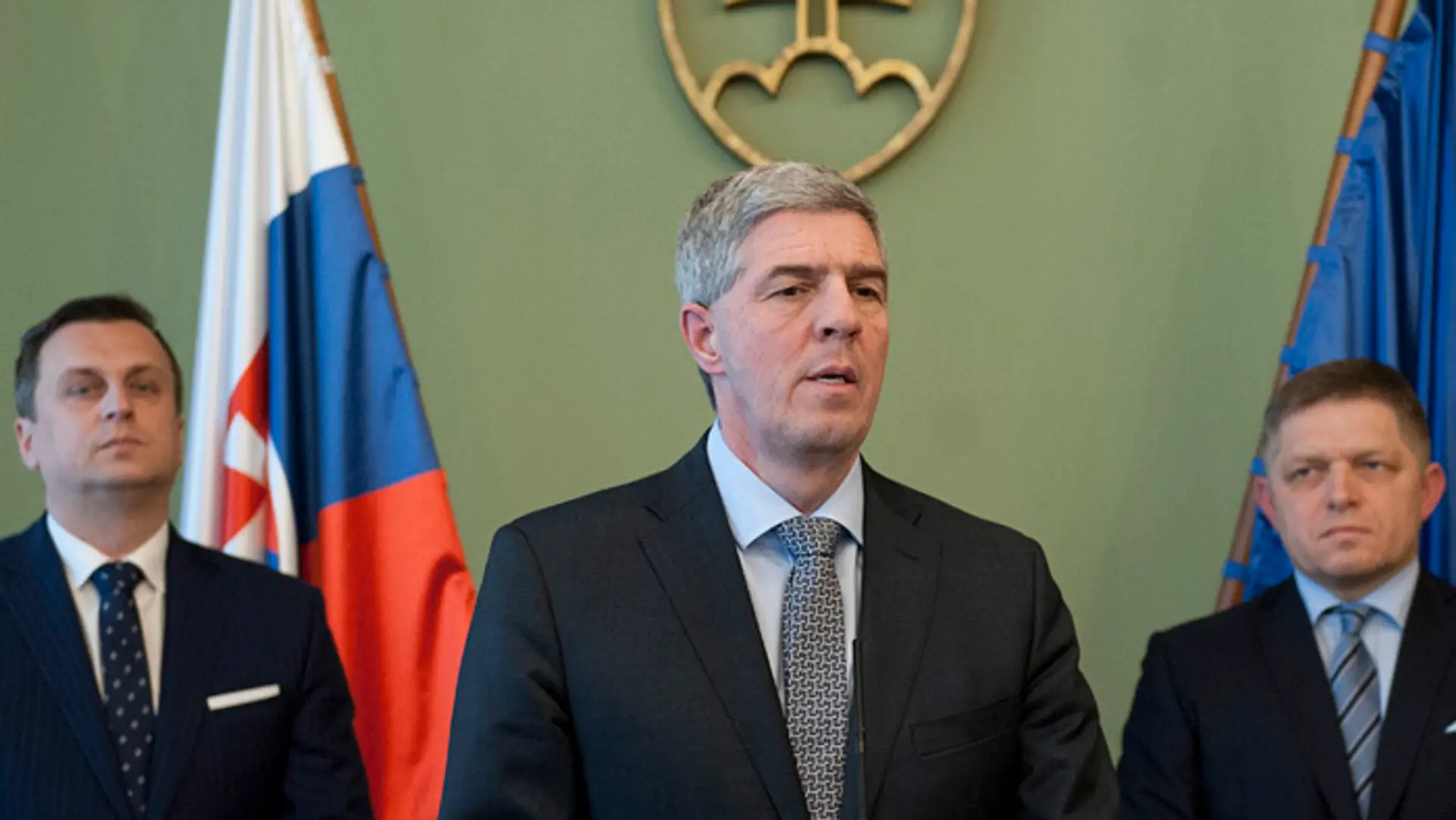 Predseda Most-Híd Béla Bugár, v pozadí Robert Fico (Smer-SD) a Andrej Danko (SNS).