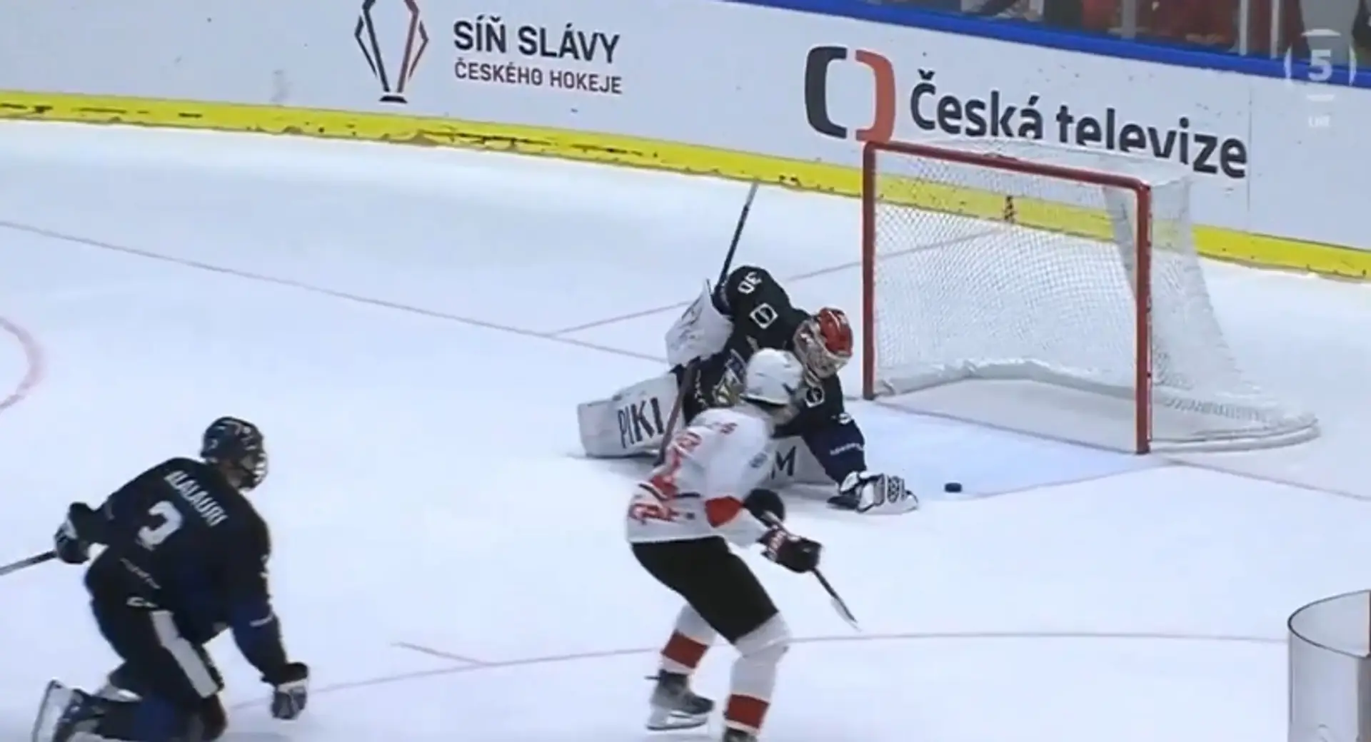 Thierry Berger strieľa kuriózny gól na Hlinka Gretzky Cup