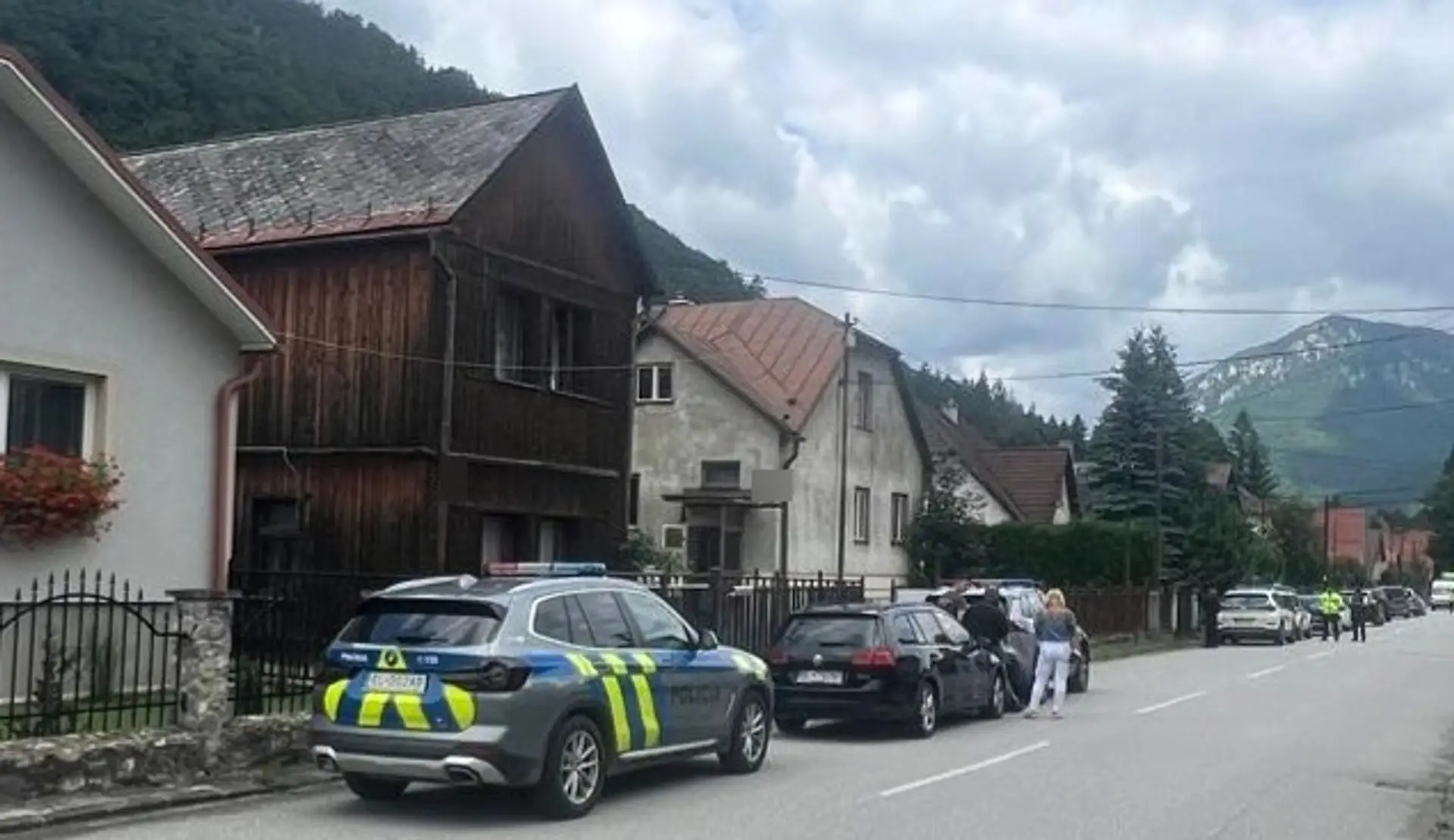 Policajti pred domom.