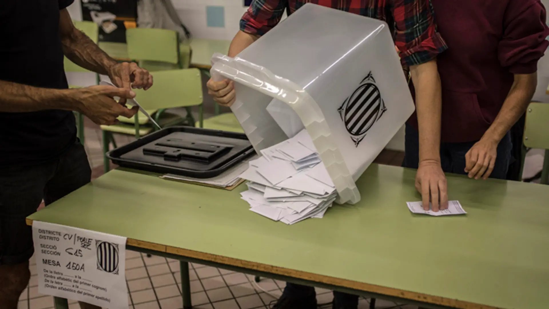 Stúpenci referenda oslavujú na uliciach v Barcelone.