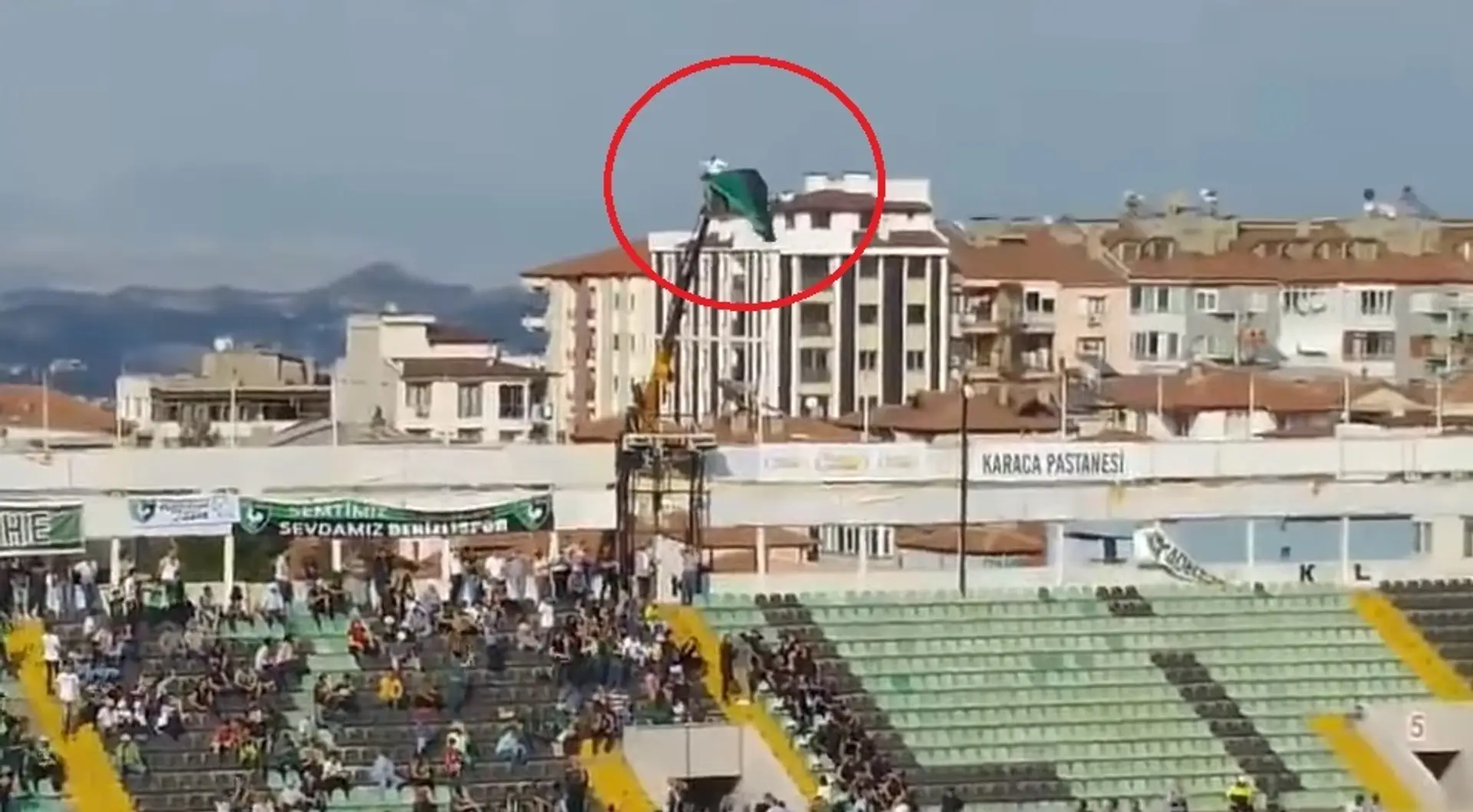 Fanúšik Denizlisporu sa takto vysporiadal so zákazom vstupu na štadión.