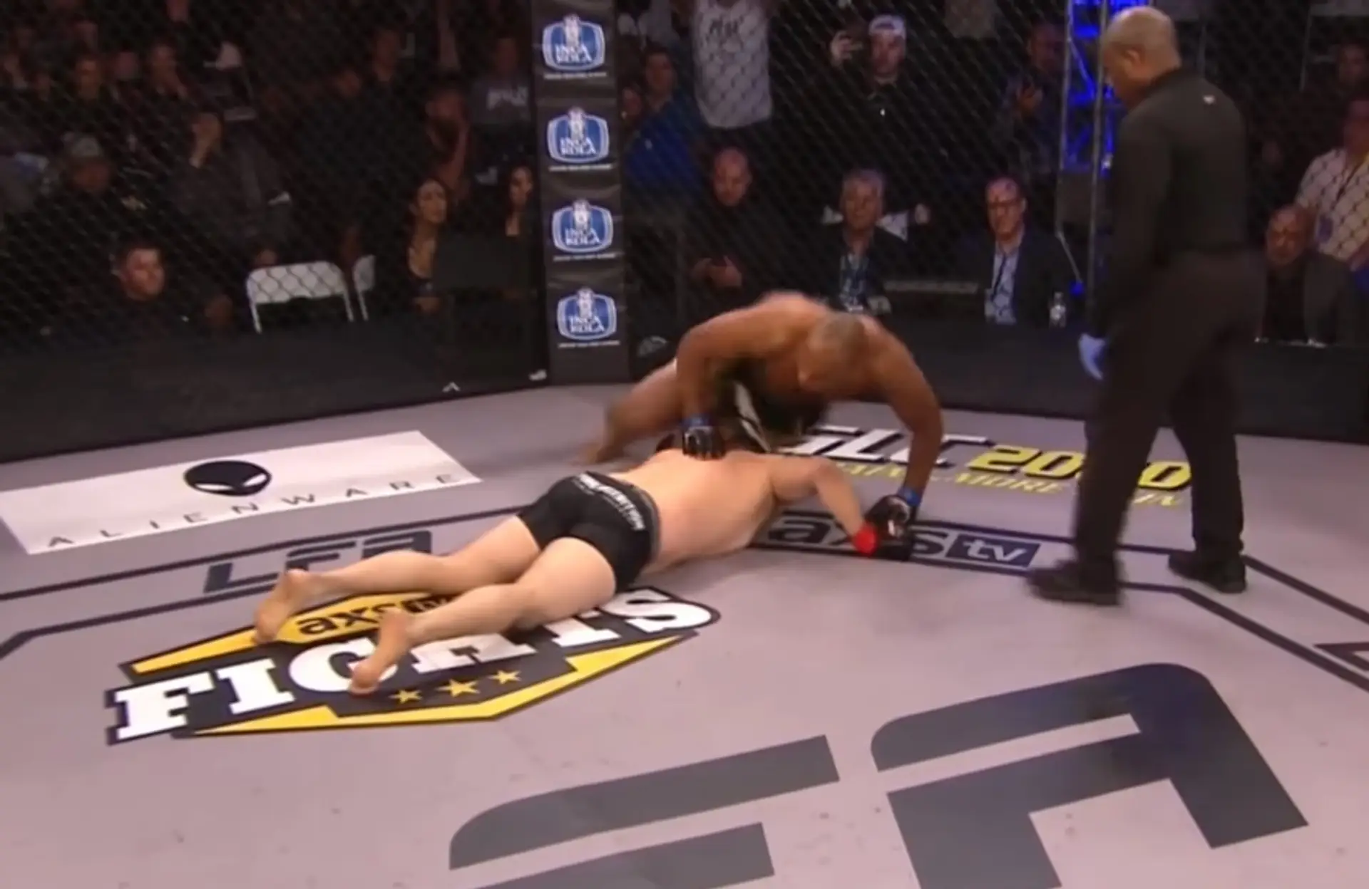Irvins Ayala leží na podlahe octagonu po tom, ako sa sám knockoutoval.