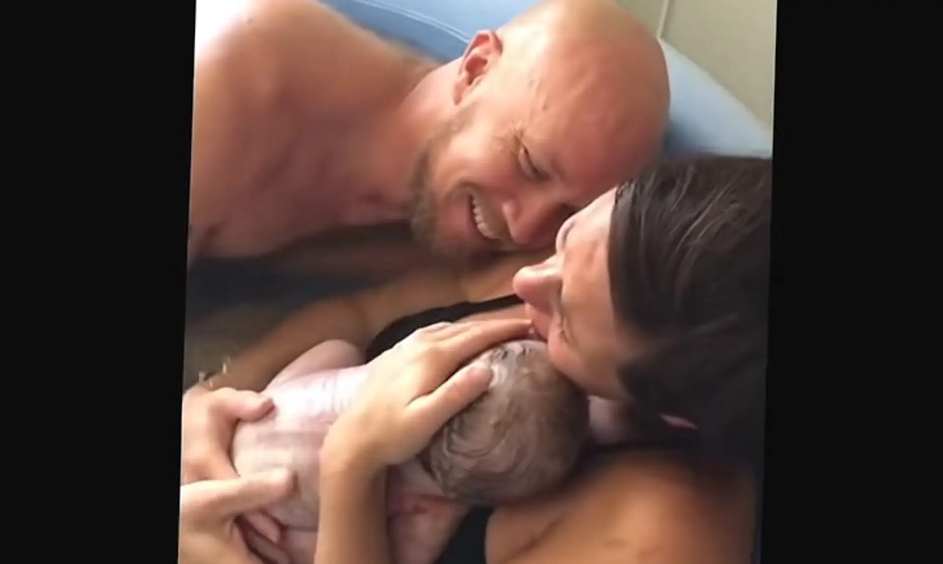 Synčeka porodila na jedno potlačenie. Všetko zachytili na video
