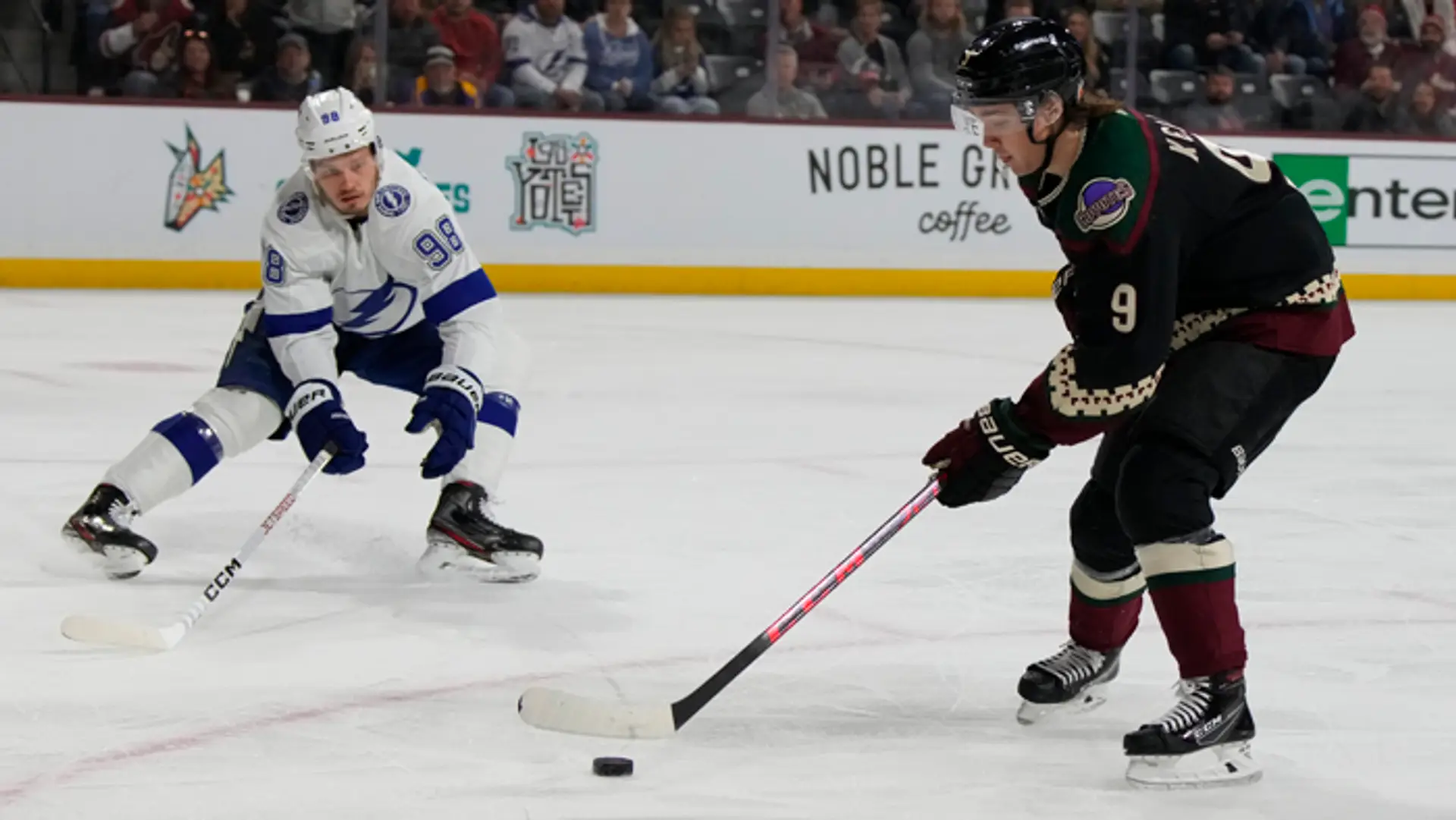Pravé krídlo Clayton Keller z Arizony Coyotes a Michail Sergačev z Tampy Bay Lighting.