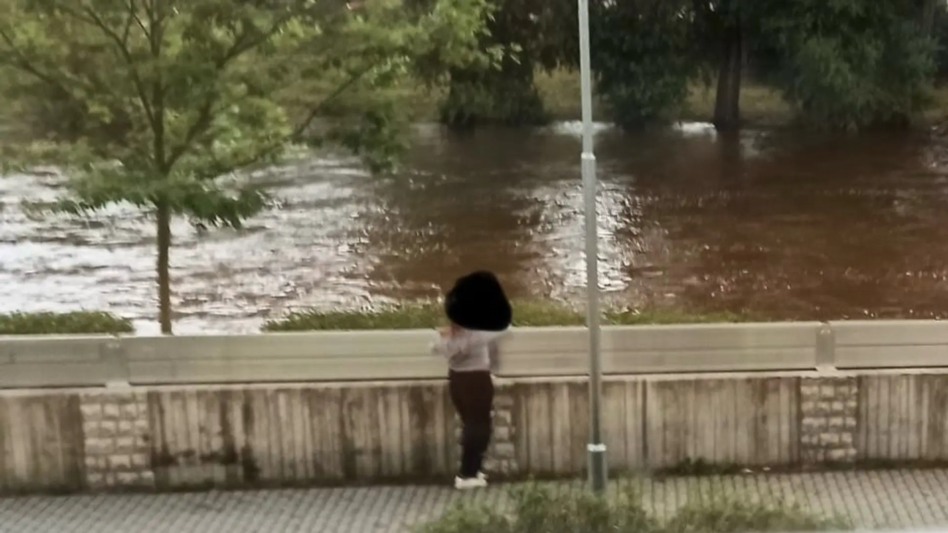 Školáčky v Písku rozmontovávali protipovodňové zábrany. 
