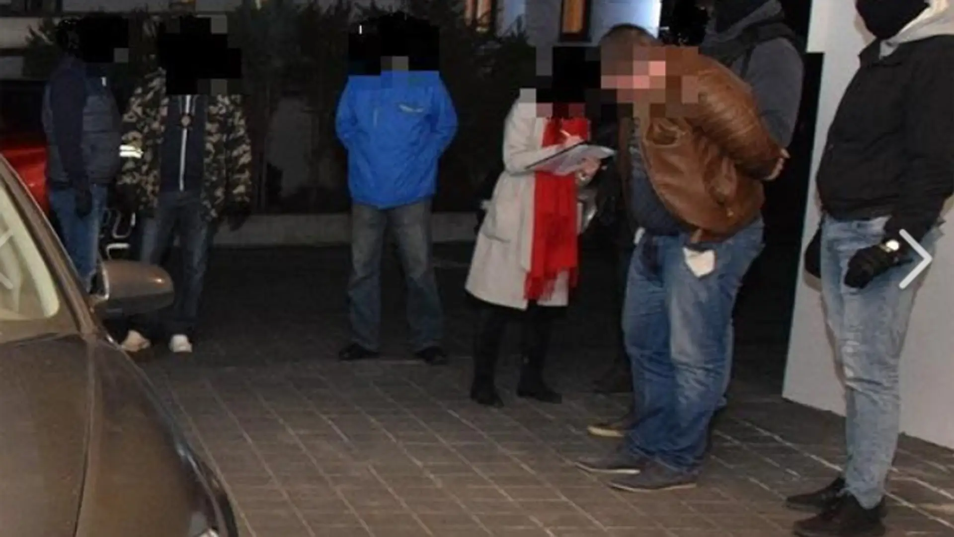 Traja podozriví vydierali mužov.