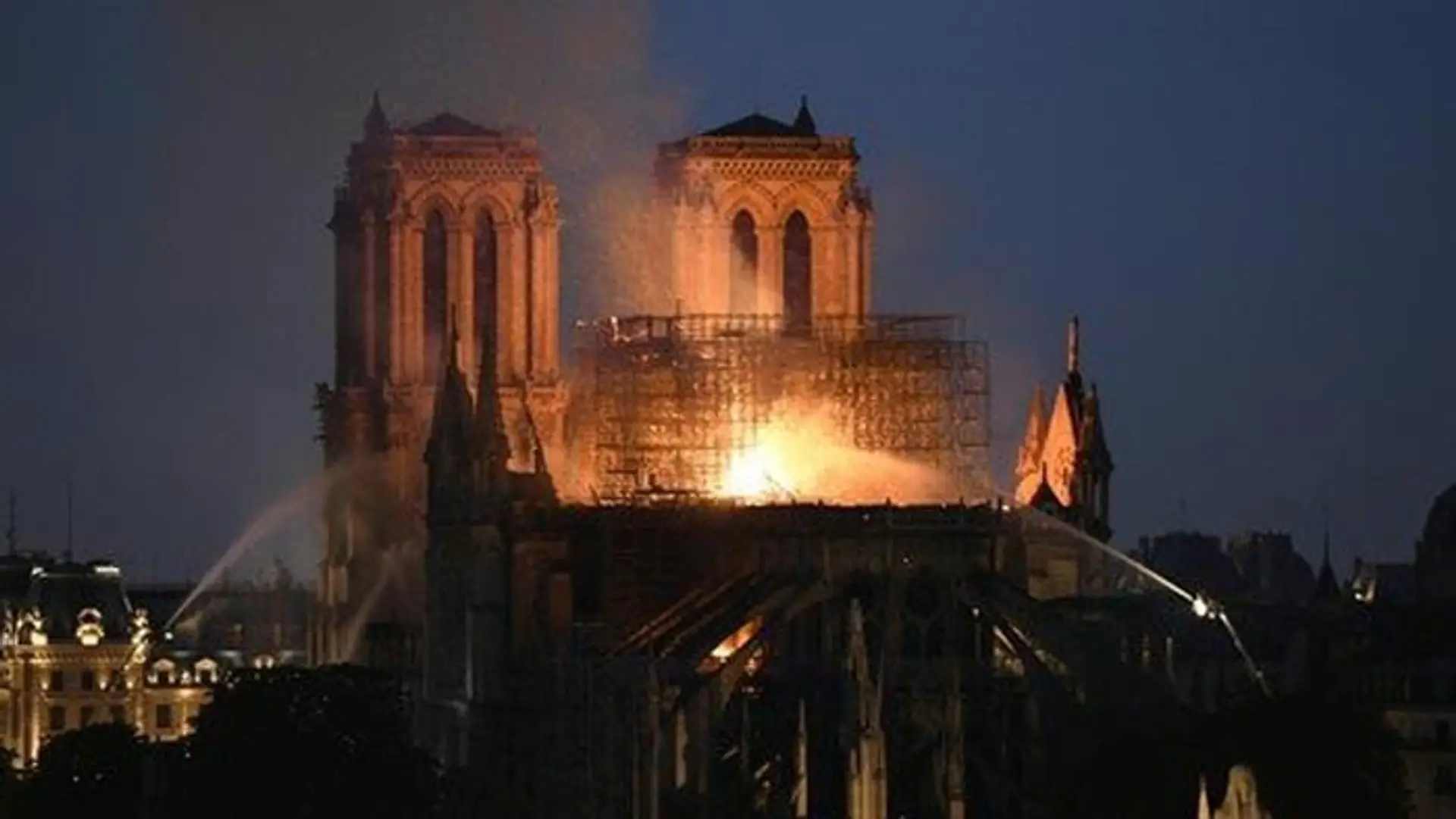 Pohľad na oltár v hlavnej chrámovej lodi počas požiaru Katedrály Notre-Dame.
