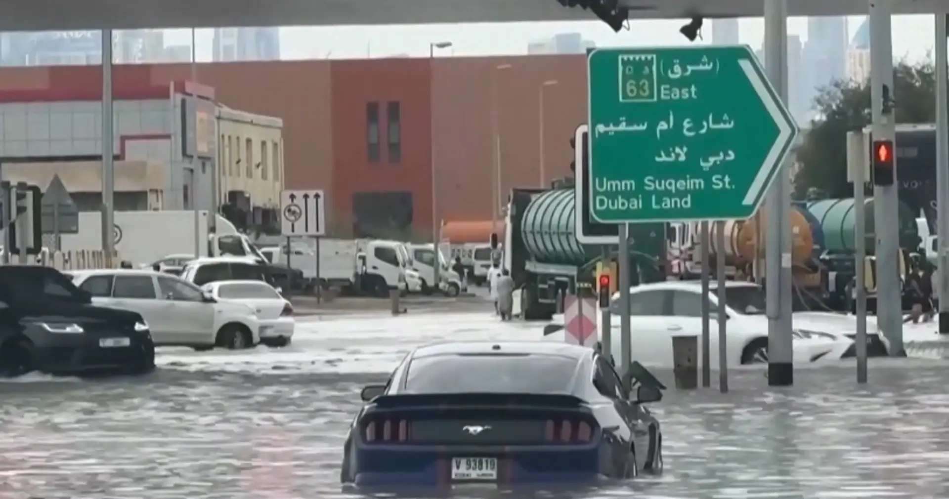 Na snímke zaplavené cesty v Dubaji, ktoré sužujú búrky.