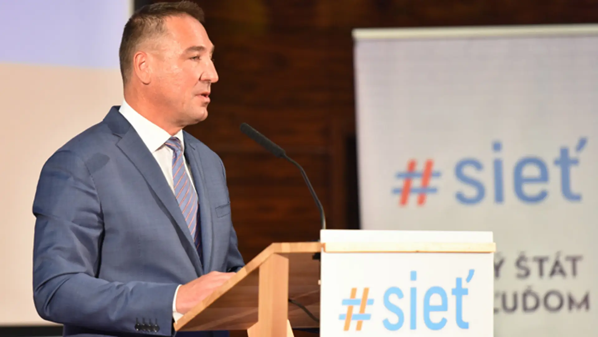 Nový predseda strany #Sieť Roman Brecely.