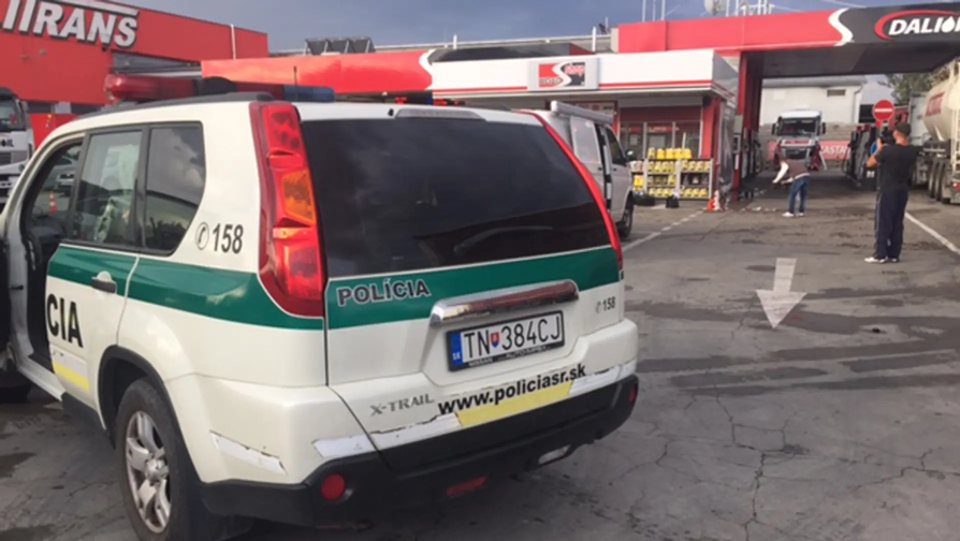 Pred Trenčínom prepadli benzínovú pumpu, páchatelia sú na úteku.