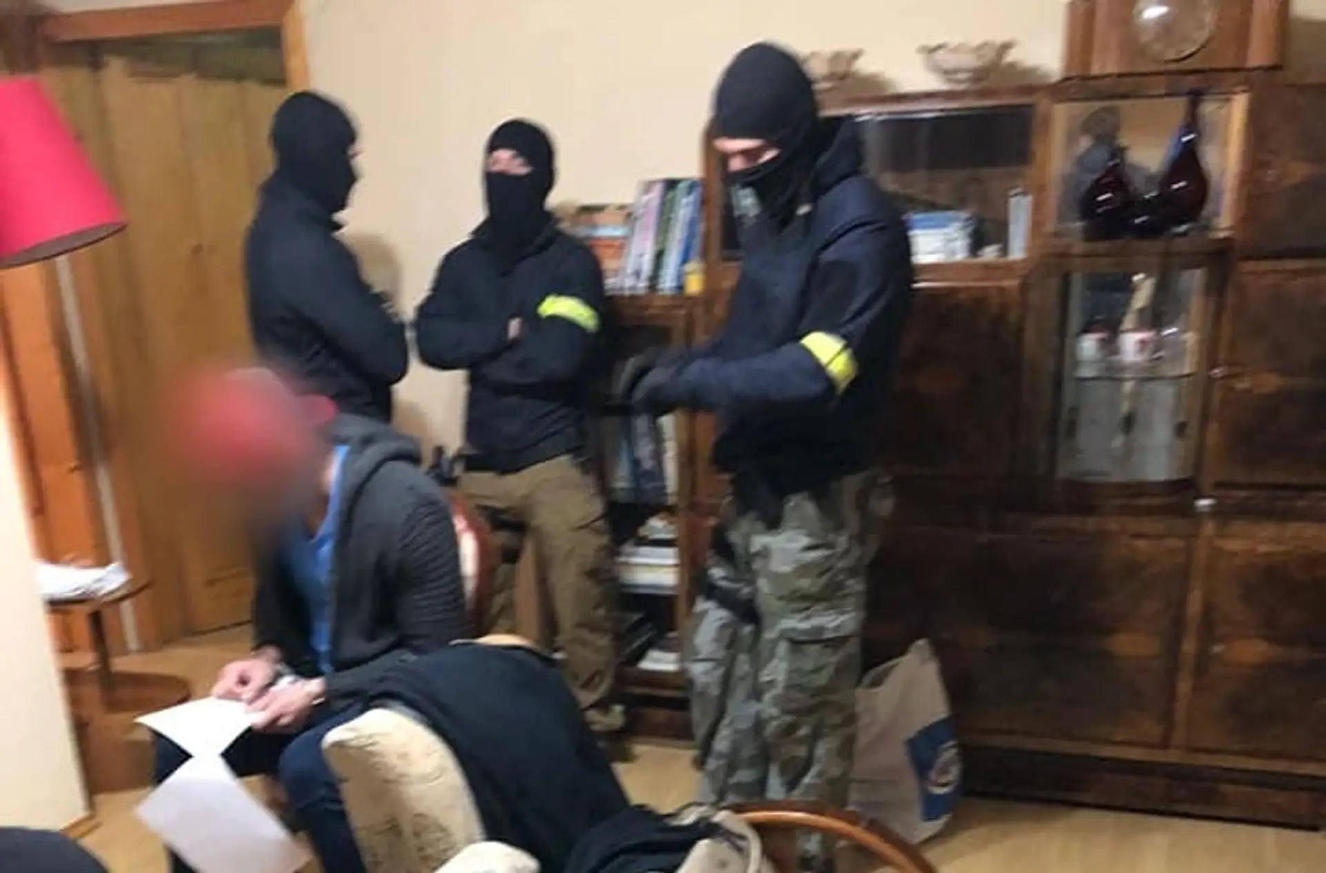 Príslušníci NAKA zasahujú proti bytovej mafii v Nitre.