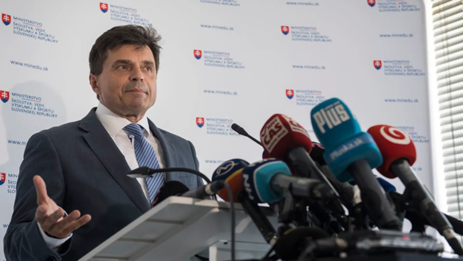 Peter Plavčan oznamuje abdikáciu z ministerského postu.