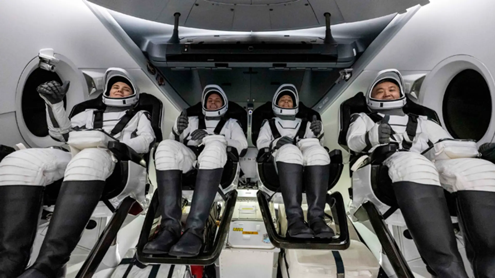 Astronauti "posádky 5" sa po piatich mesiacoch vrátili z ISS na Zem.
