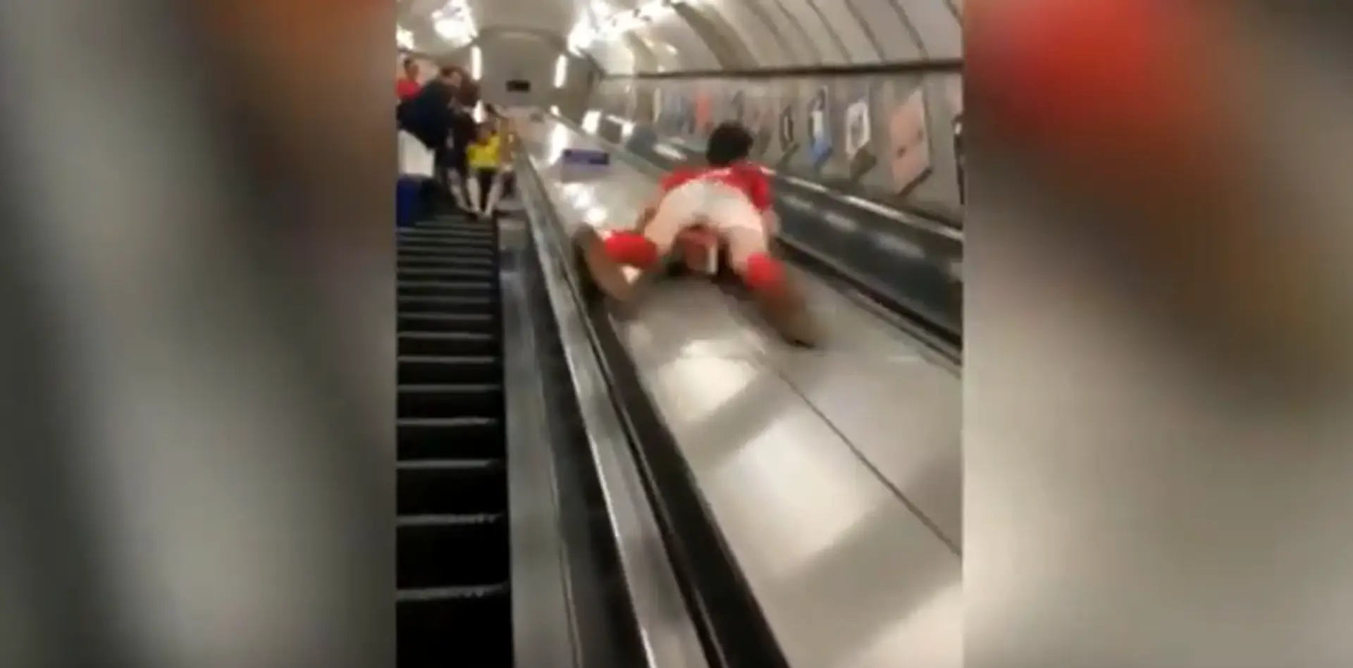 VIDEO: Opitý Brit sa rozhodol šmýkať po eskalátore. Narazený rozkrok bol iba začiatok