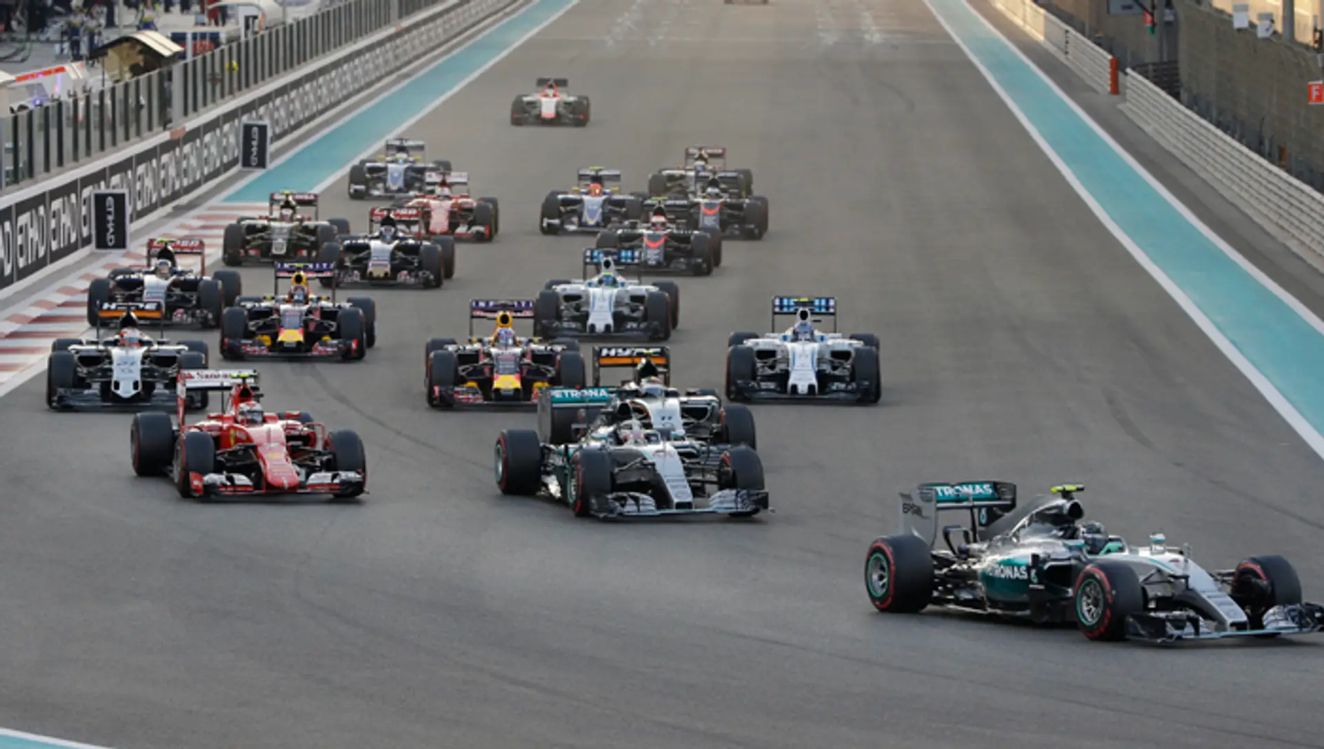 Začína sa preteky F1.