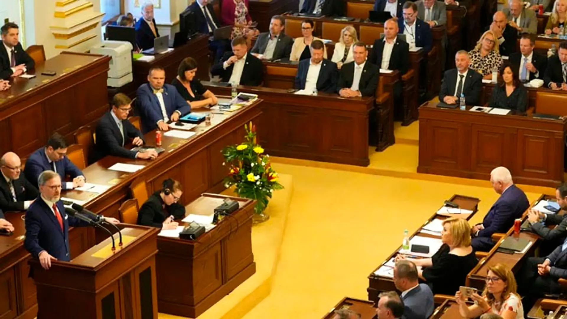Vláda Petra Fialu pokračuje.