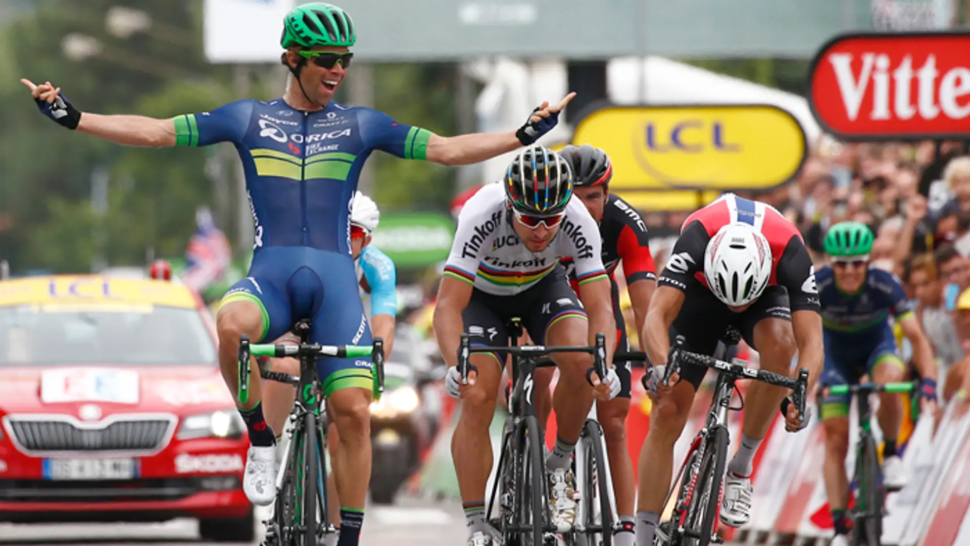 Víťaz 10. etapy TdF Michael Matthews (vľavo) a Peter Sagan v cieli.