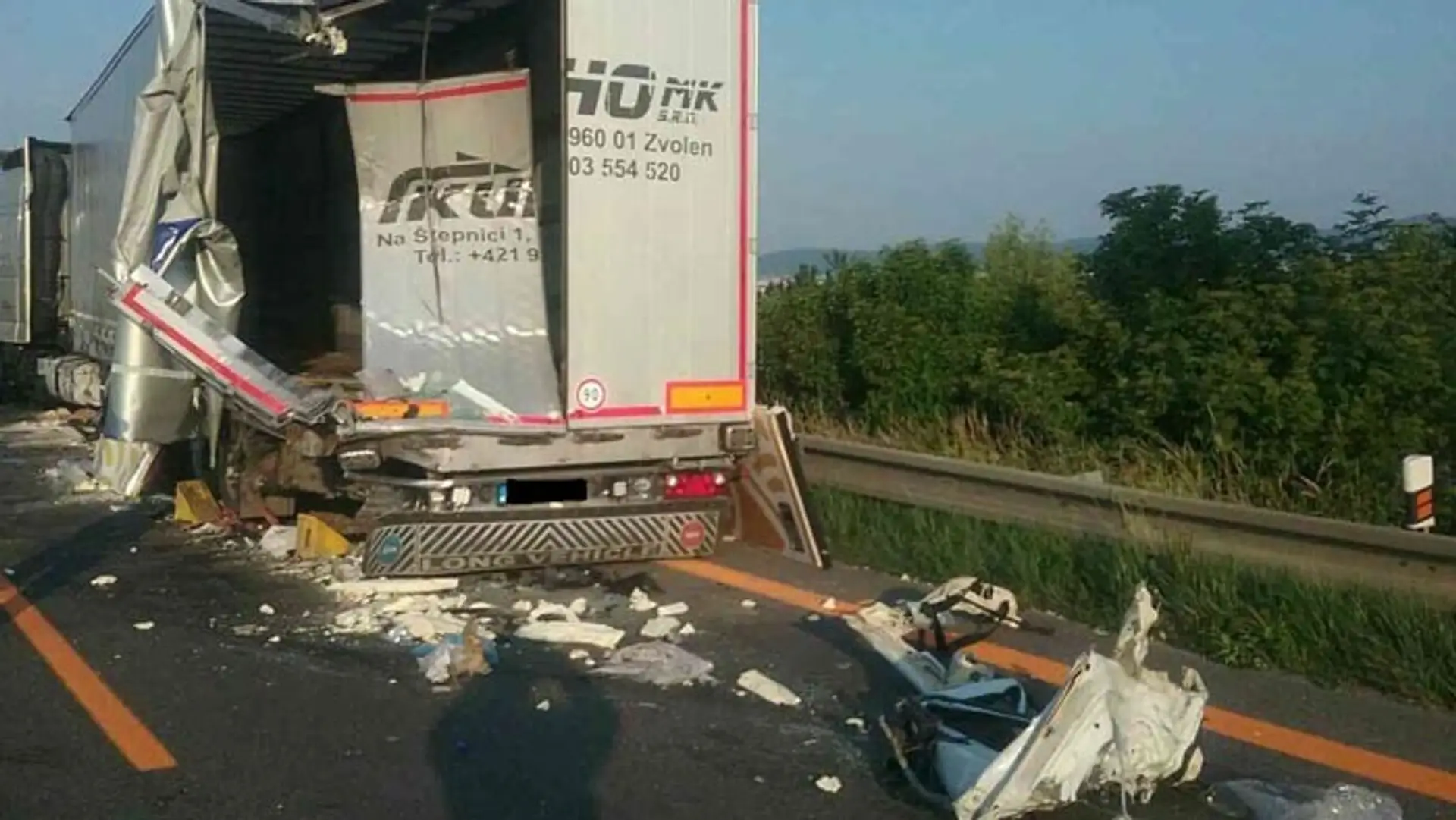 Na D1 za Sencom smerom na Bratislavu sa zrazili dva kamióny s dodávkou.