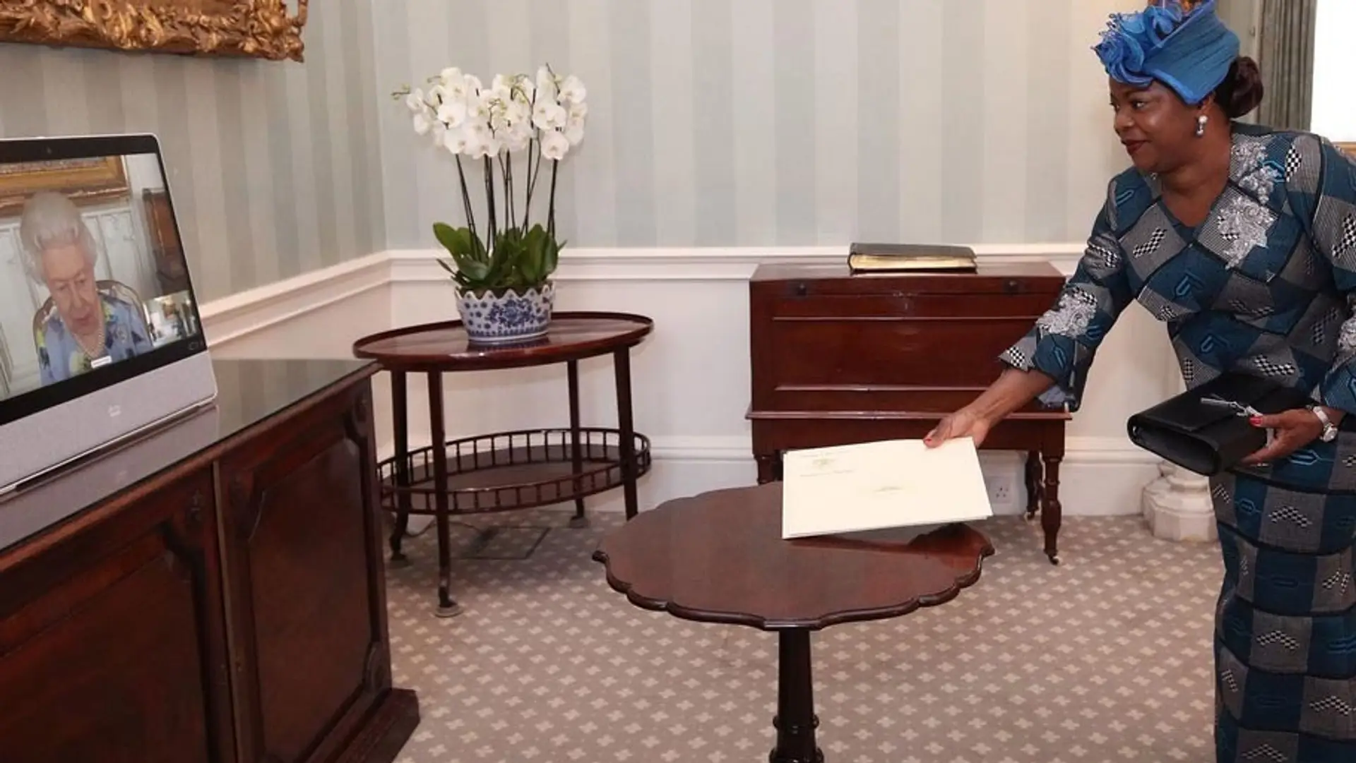 Kráľovná si začala znovu plniť povinnosti.