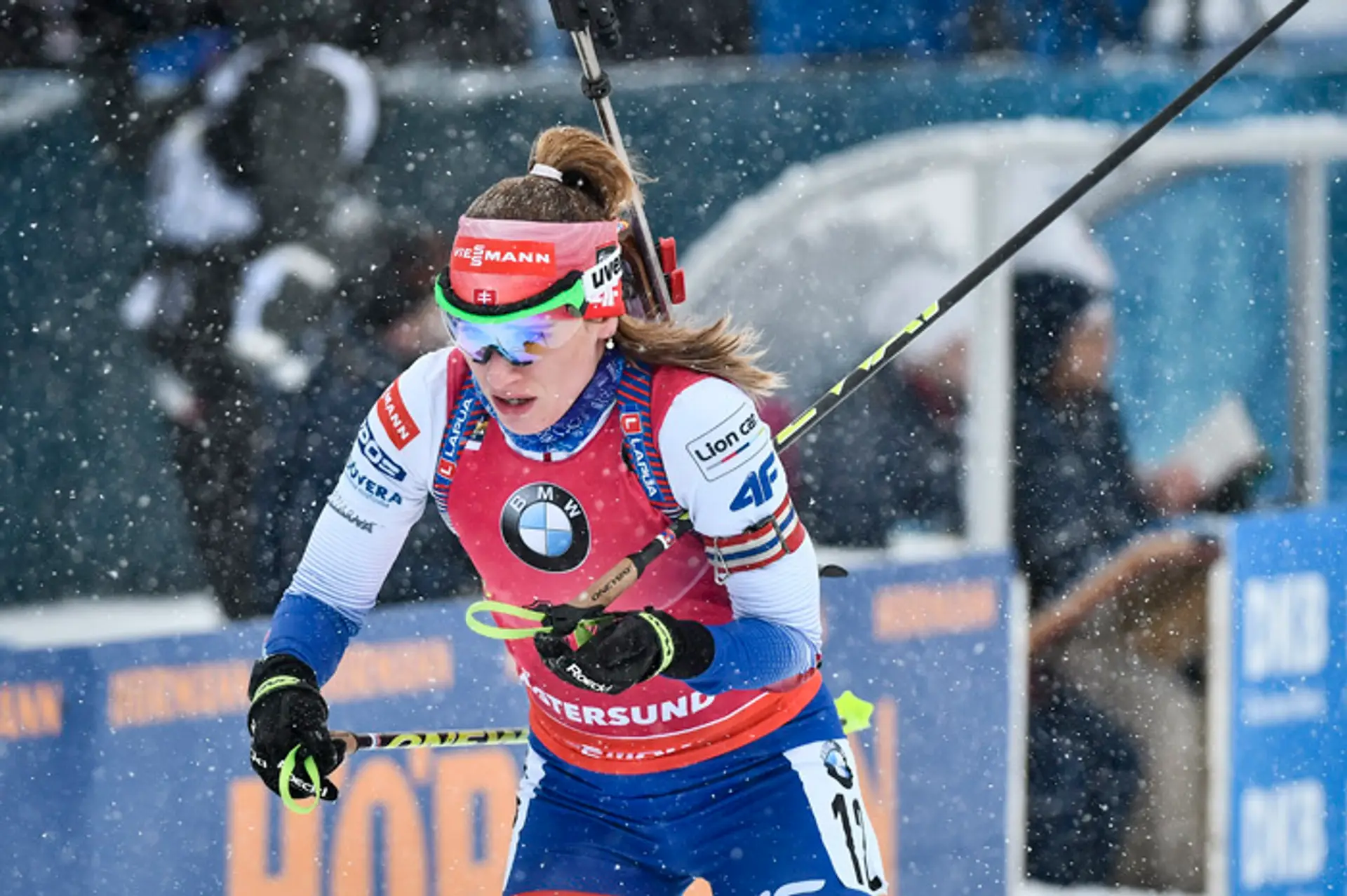 Alpská lyžiarka Petra Vlhová pózuje s medailou za druhé miesto v celkovom poradí Svetového pohára.