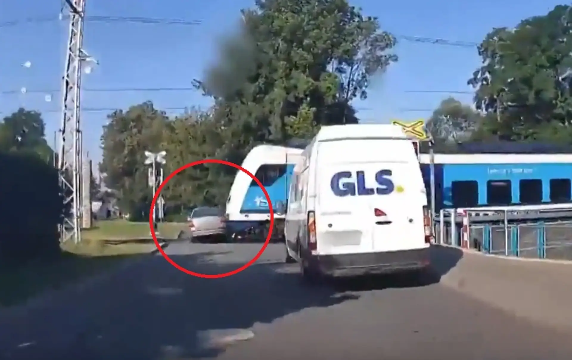 Unikajúce auto zmietol vlak.