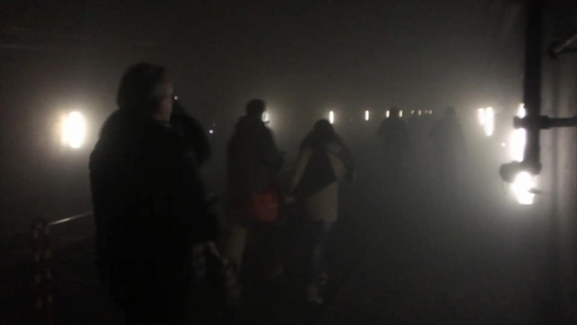 Cestujúci v tuneli metra po výbuchu v Bruseli.