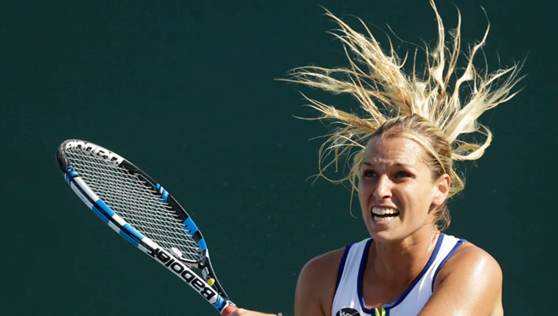 Slovenská tenistka Dominika Cibulková odvracia loptičku Švédke Johanne Larssonovej počas zápasu 1. kola ženskej dvojhry na turna