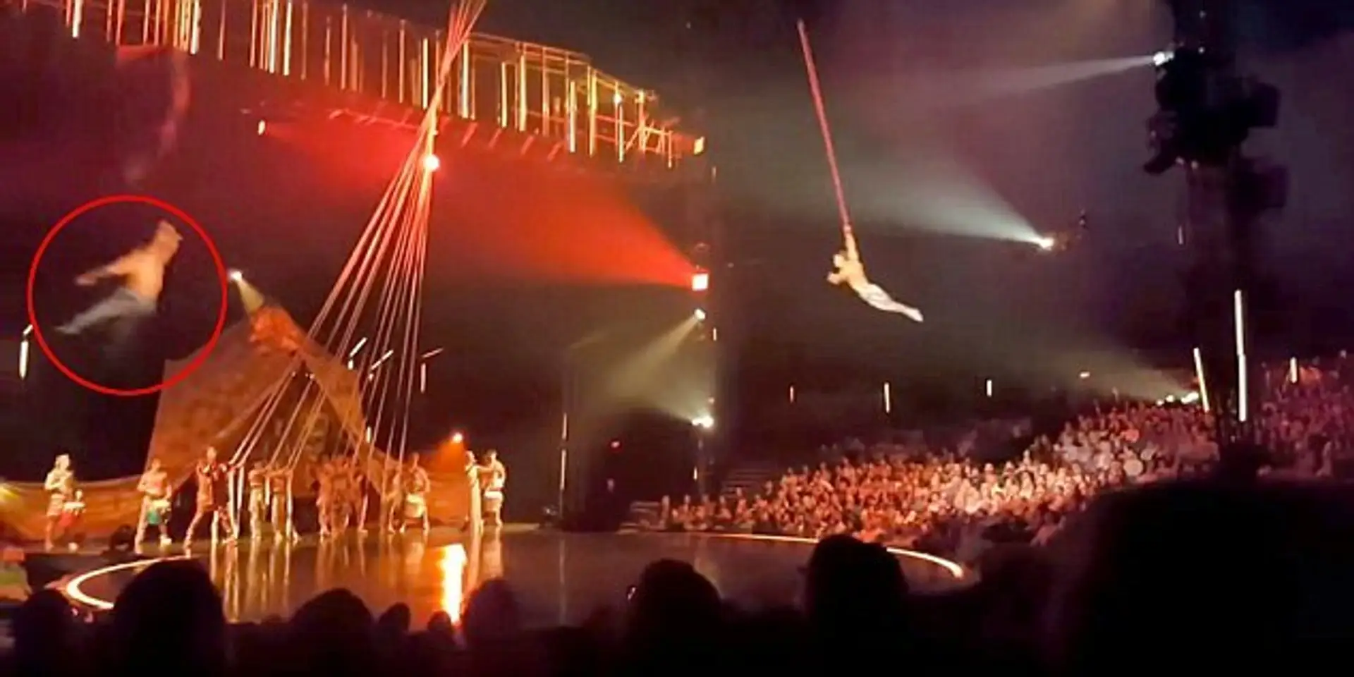 Pád akrobata Cirque du Soleil.