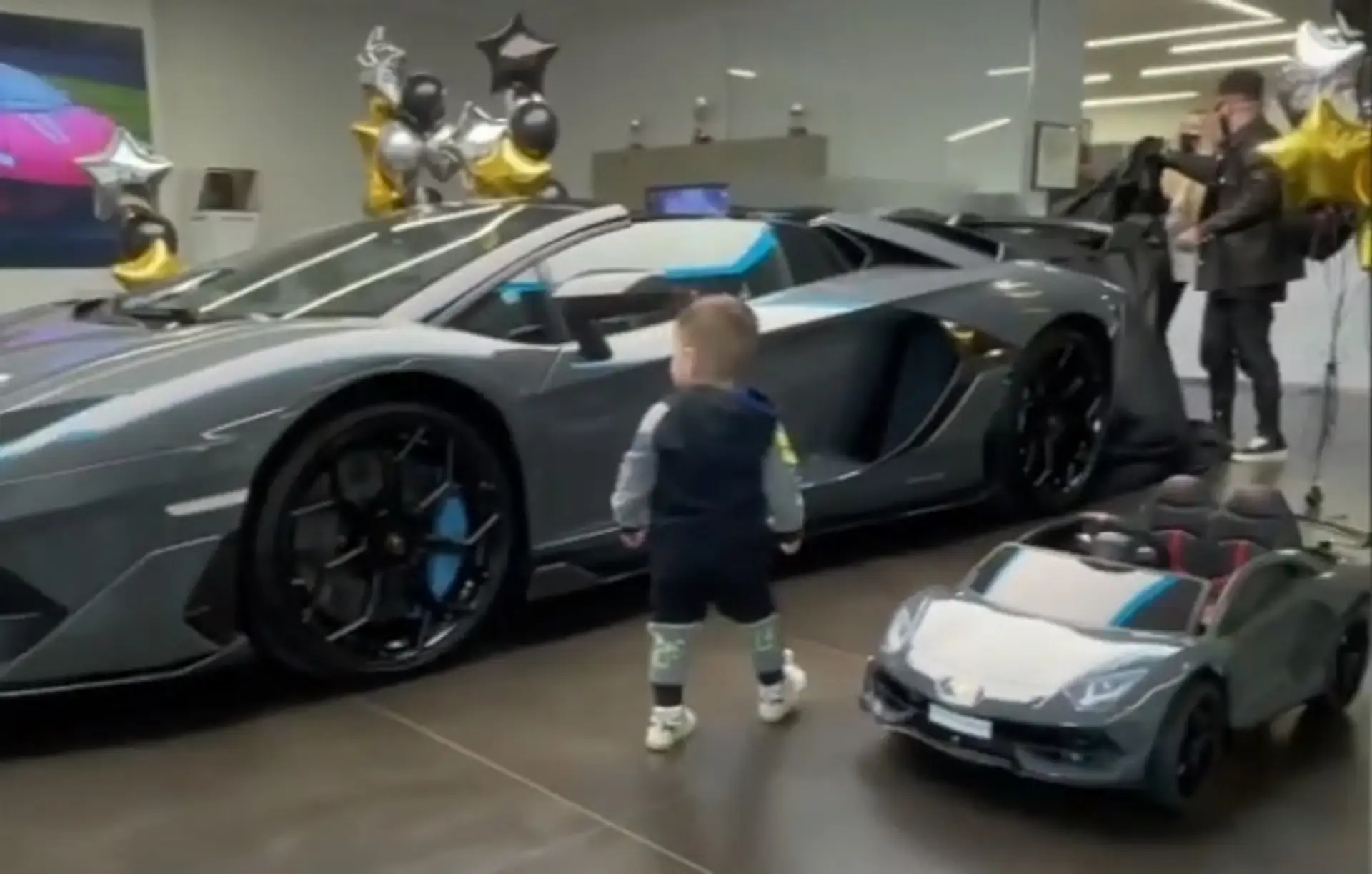 Ruský raper kúpil synovi mini-lamborghini.