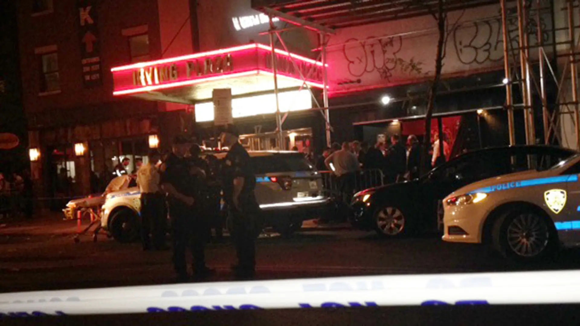 Policajti stoja pred koncertnou sálou Irving Plaza v newyorskej štvrti Manhattan.