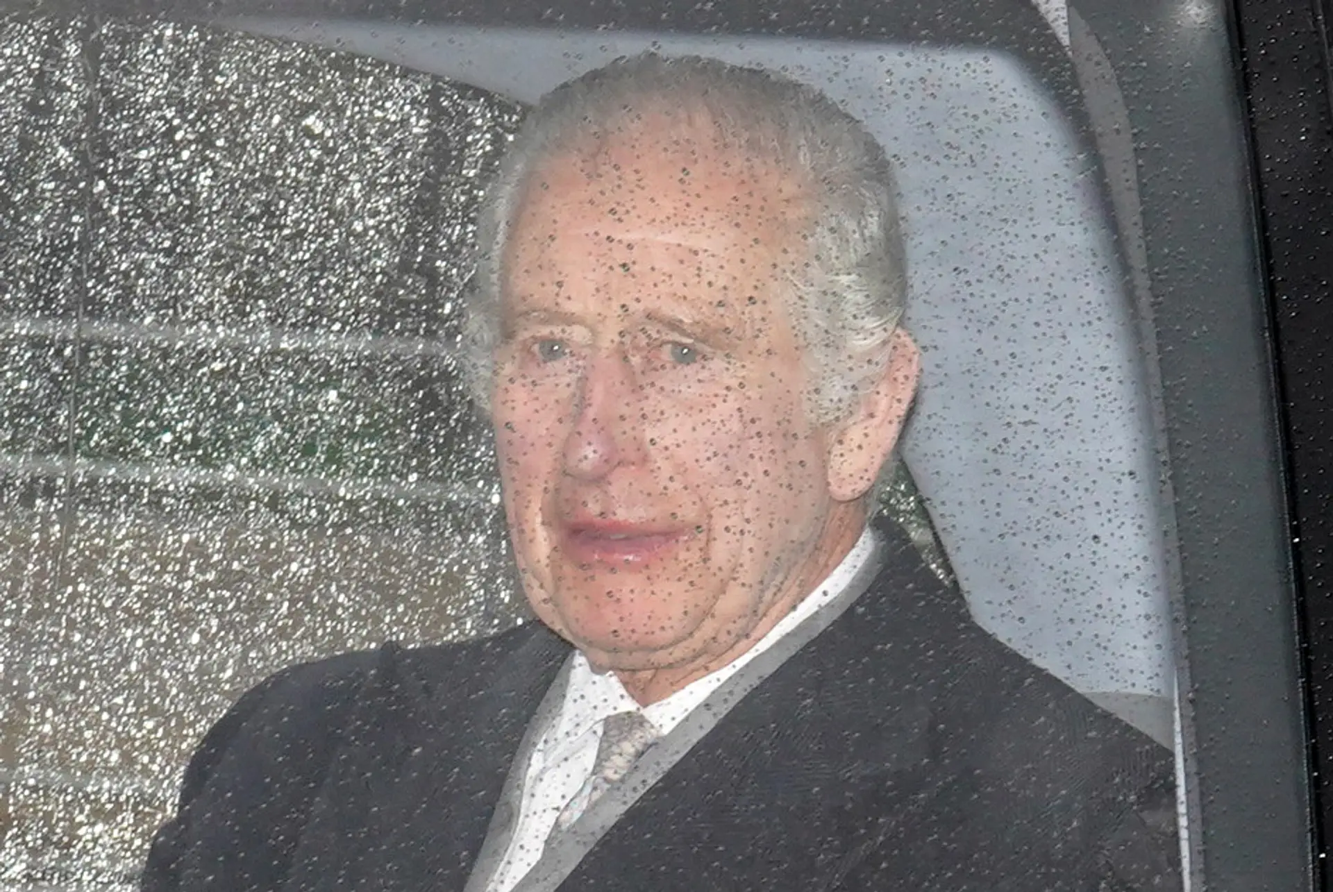 Kráľ Karol III. sa vrátil do Londýna, aby pokračoval v liečbe
