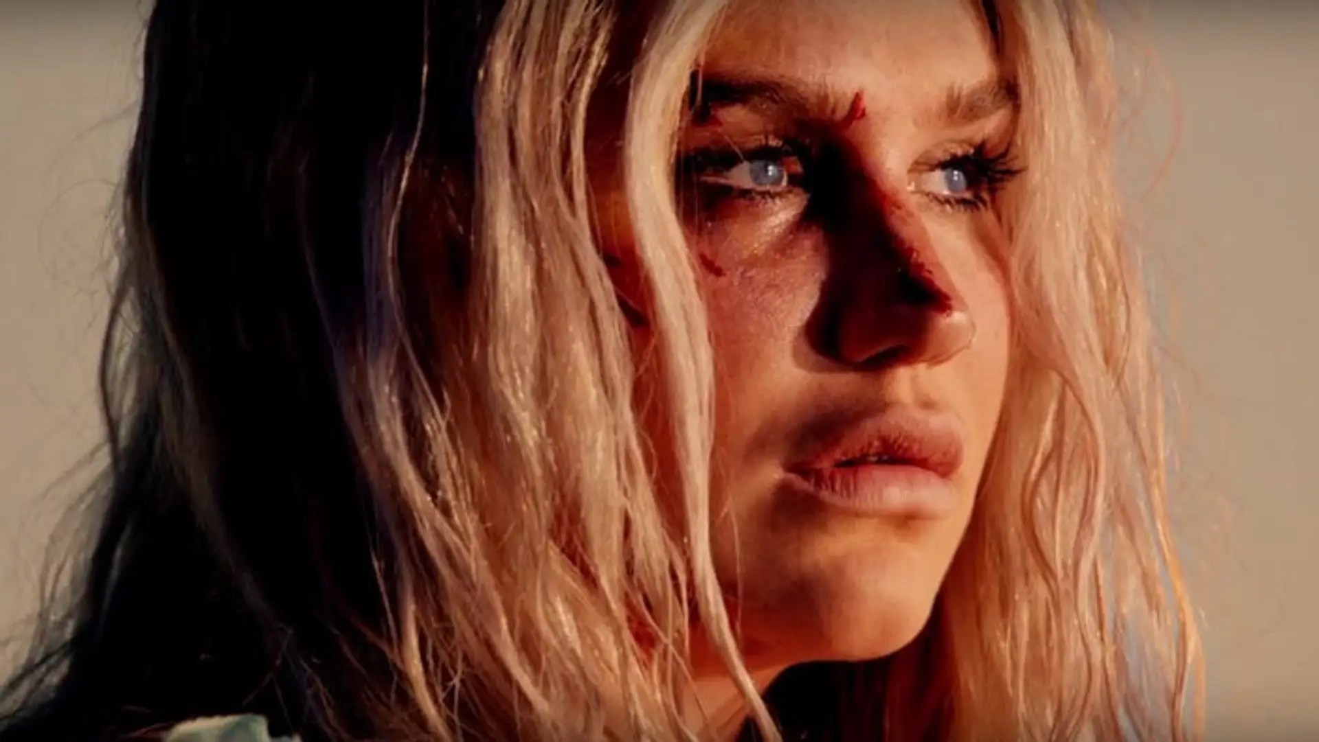 Kesha vo videoklipe ku skladbe Praying
