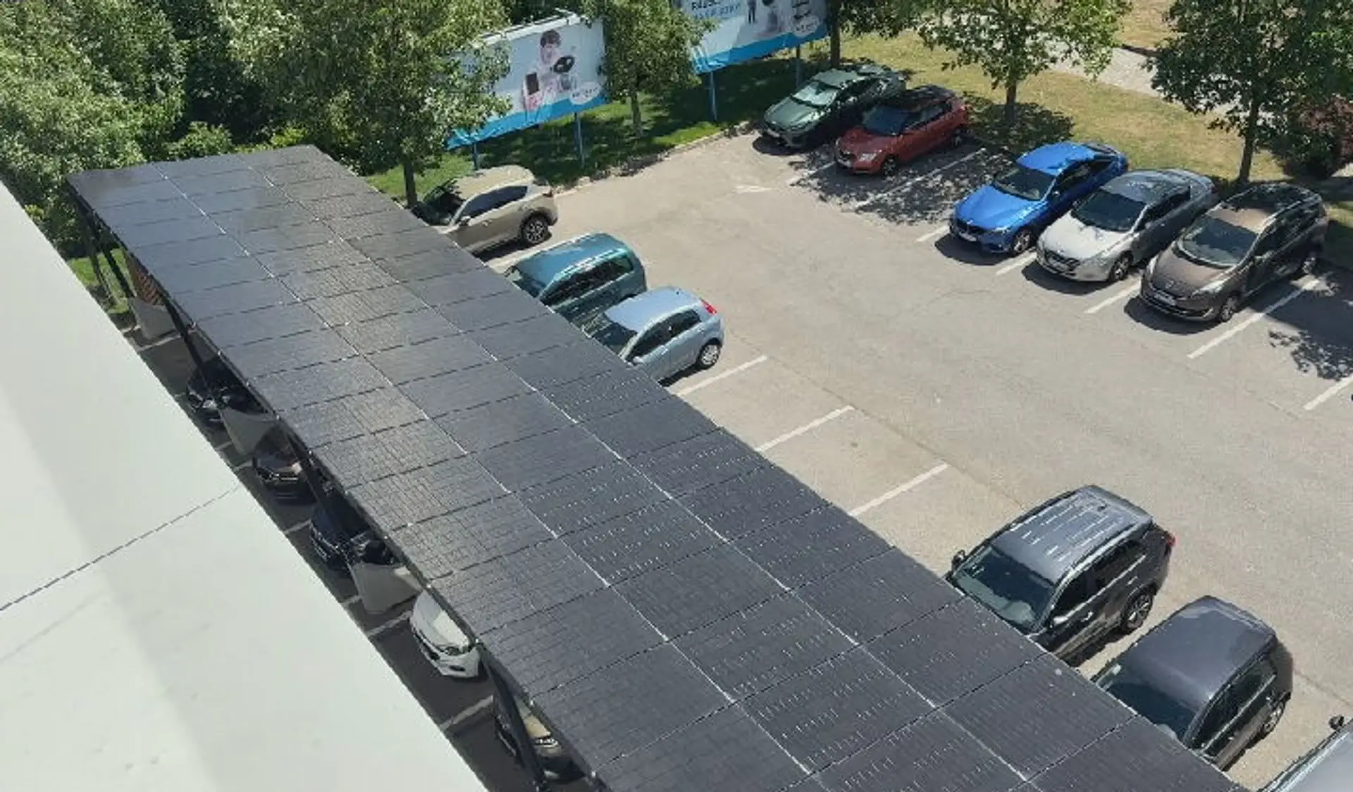 Na snímke parkovisko zastrešené solárnymi panelmi.