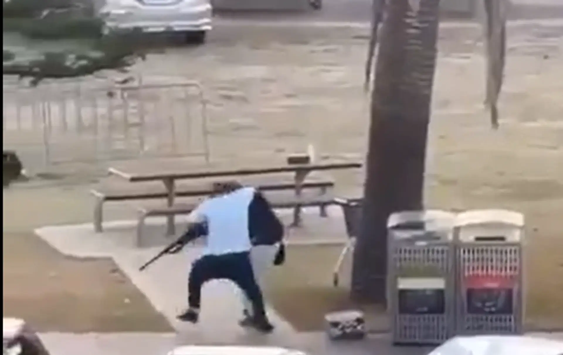 Muž na pláži Bondi Beach vytrhol teroristovi zbraň holými rukami