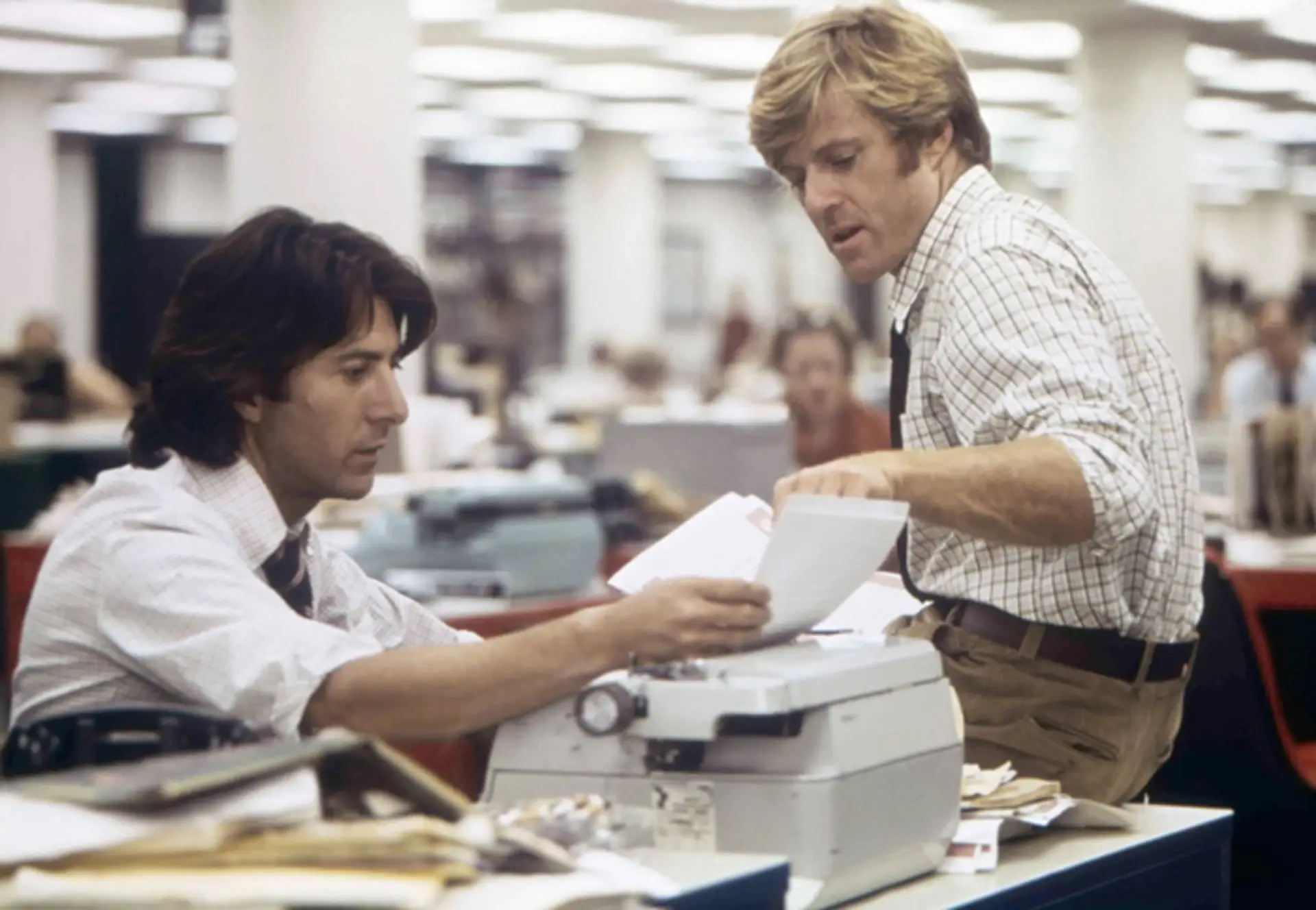 Dustin Hoffman a Robert Redford vo filme Všetci prezidentovi muži. (1976)