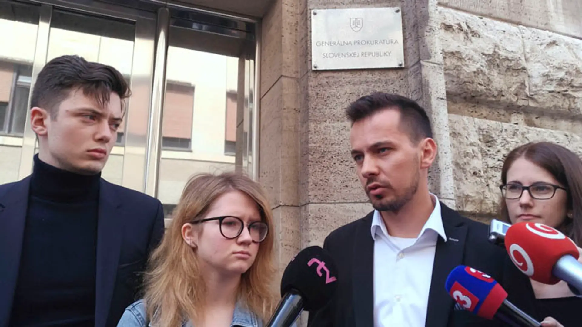 Na snímke zľava Lukáš Füle, Karolína Farská, Juraj Šeliga a Veronika Bruncková - aktivisti z iniciatívy Za slušné Slovensko.