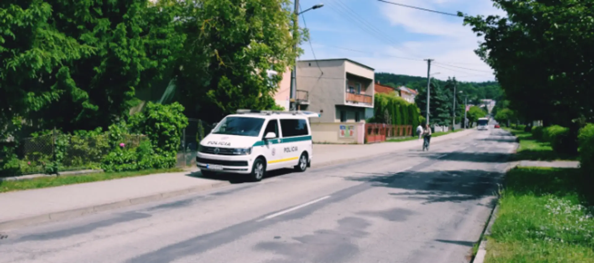 Policajné auto na mieste nehody v obci Sliač, kde vodič zrazil dôchodcu.